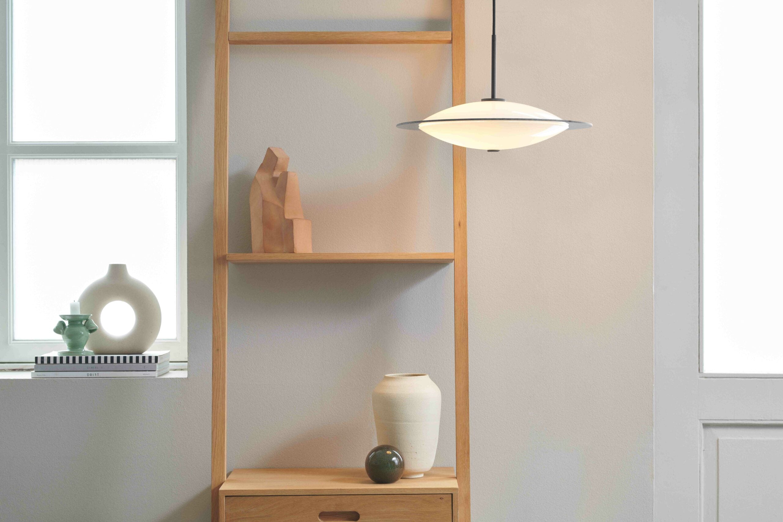 Orbit Pendel Ø40 Opal Glass, Black Metal - Halo Design
