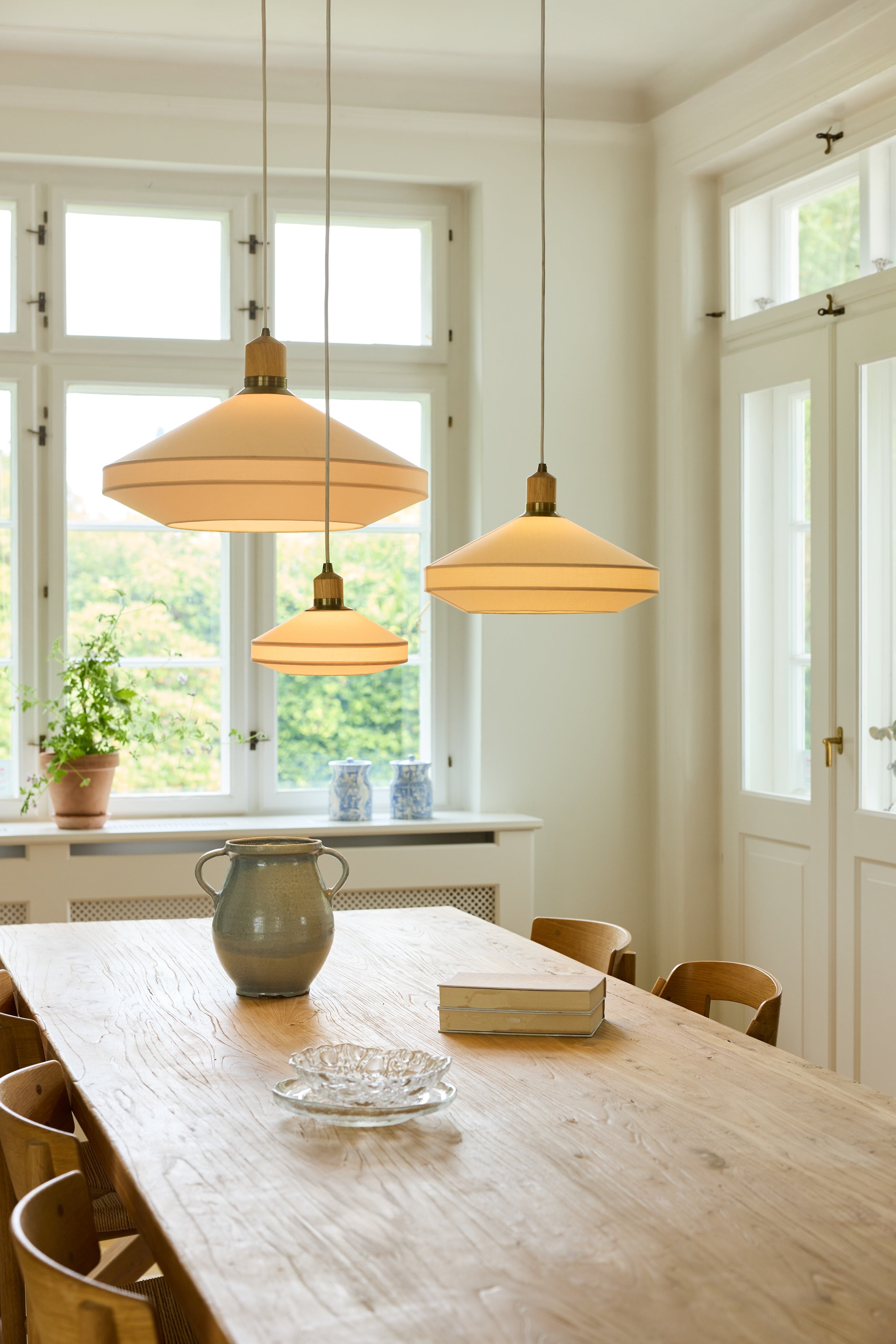 De unikke Paris Soft Pendler hængt op over spisebordet for deres behagelige belysning