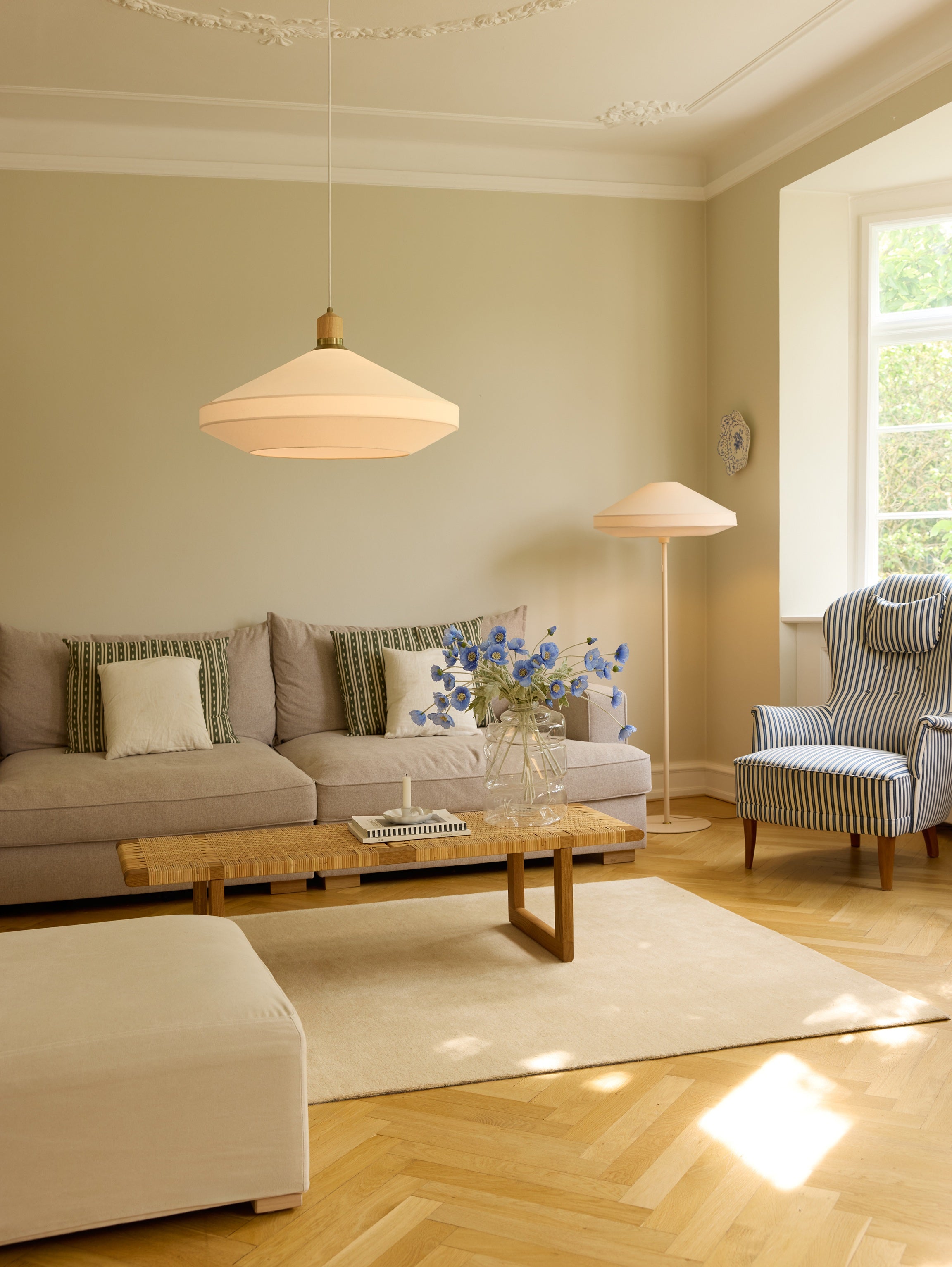 Den æstetiske Paris Soft Gulvlampe Ø56 placeret i stuen for dens behagelige belysning