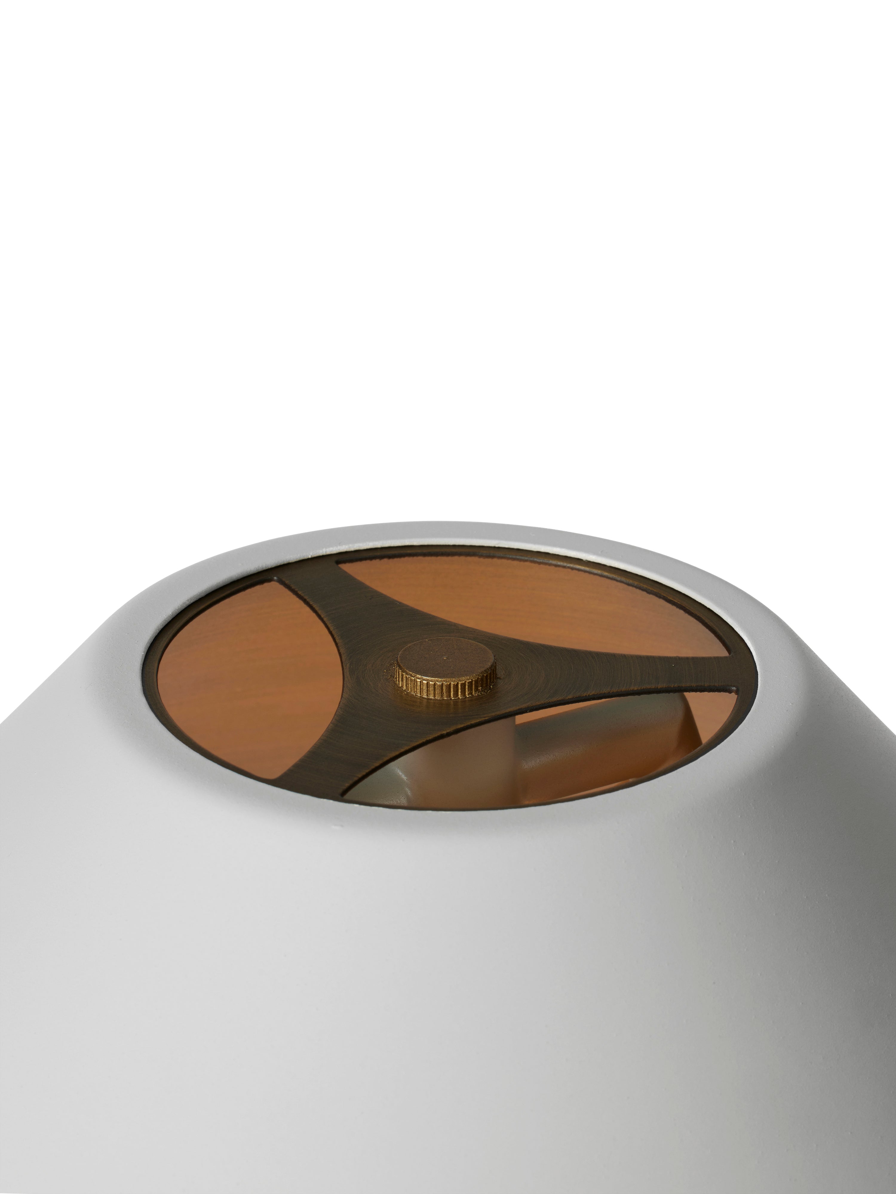 Zoomet helt tæt ind på toppen af Halo Designs Hygge Gulvlampe Ø40 Varm Grå