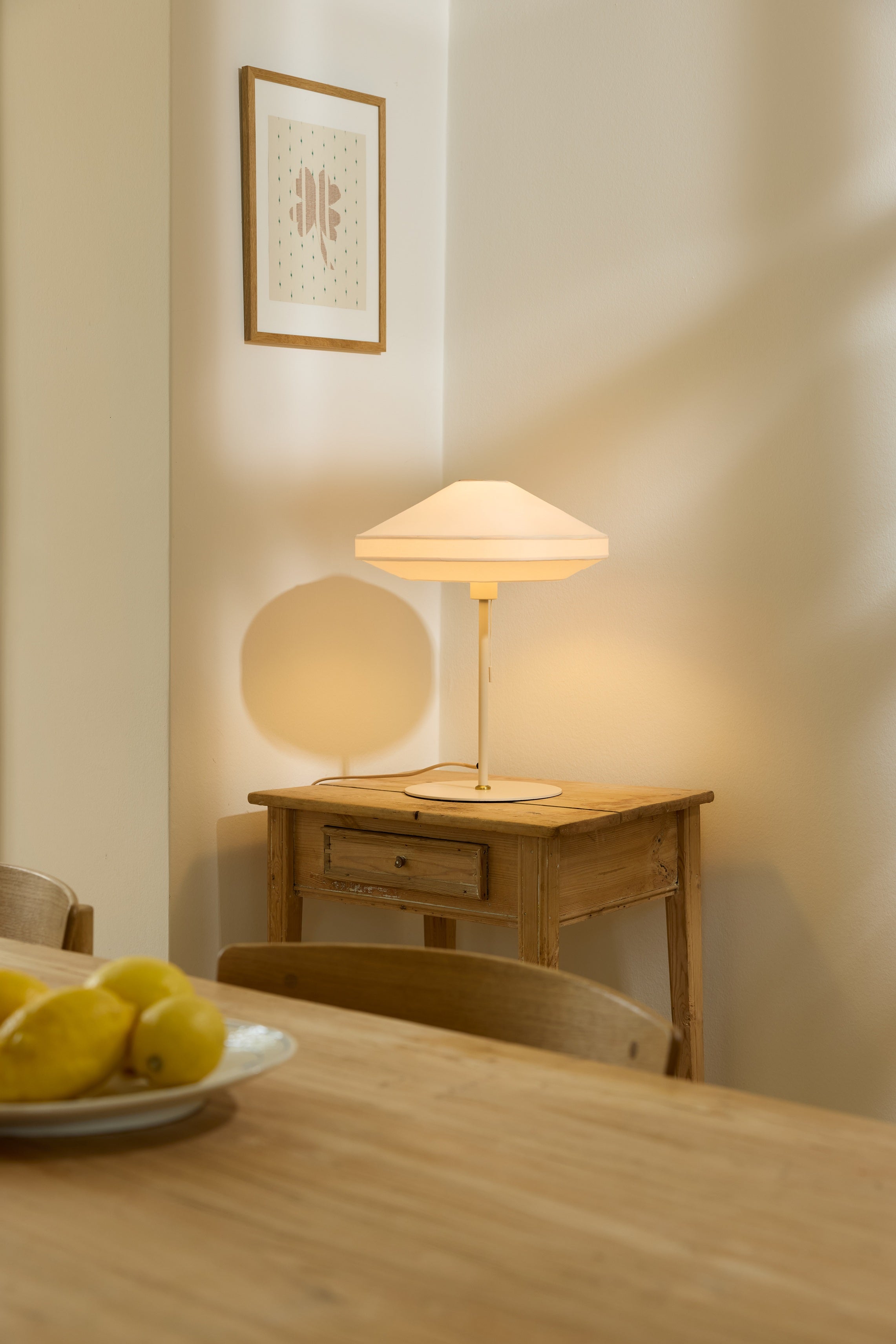 Den æstetiske Paris Soft Bordlampe Ø40 placeret i stuen for dens behagelige belysning i hele rummet