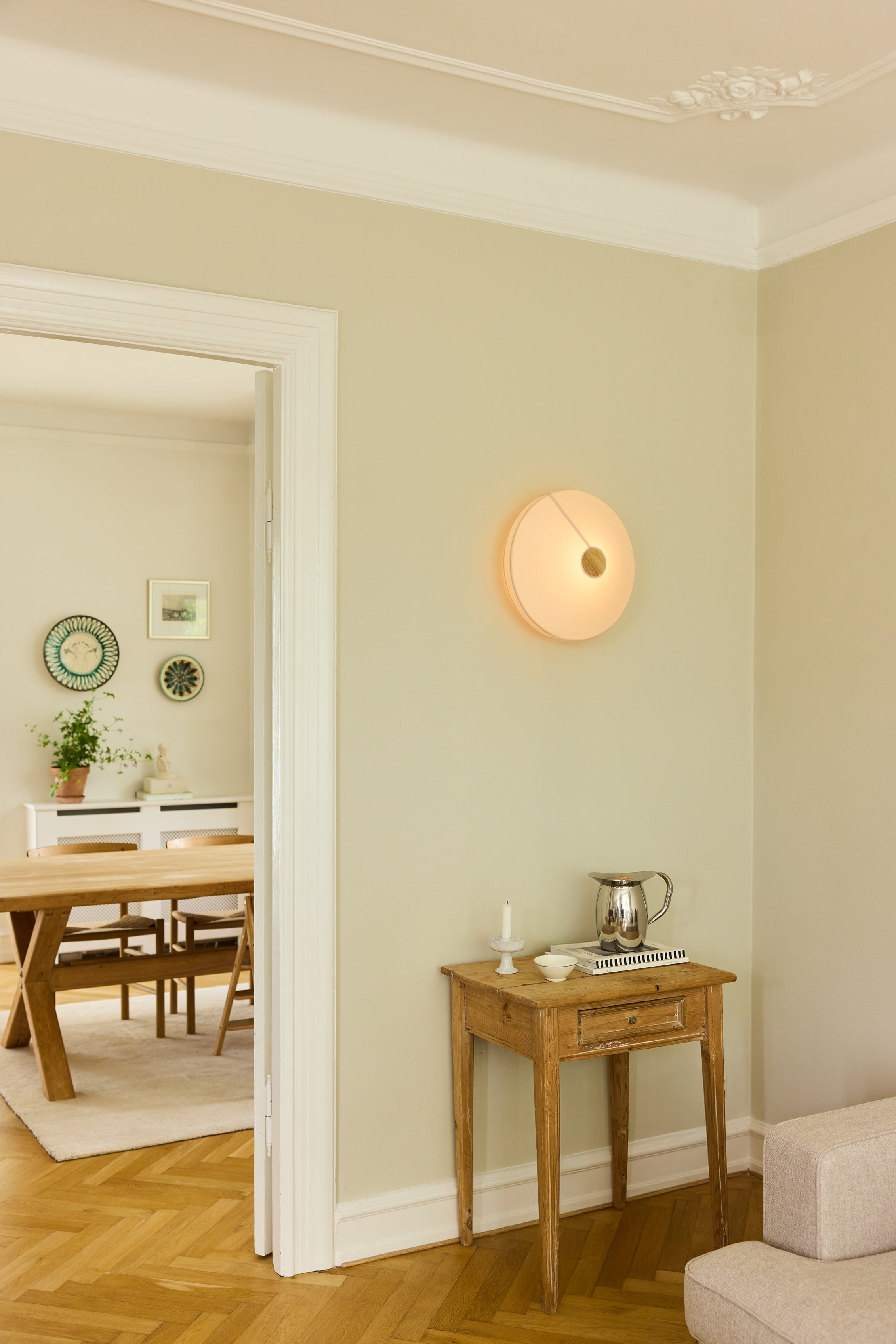 Den unikke designet Paris Soft Loftslampe Ø40 hængt op på væggen i stuen for dens behagelige belysning