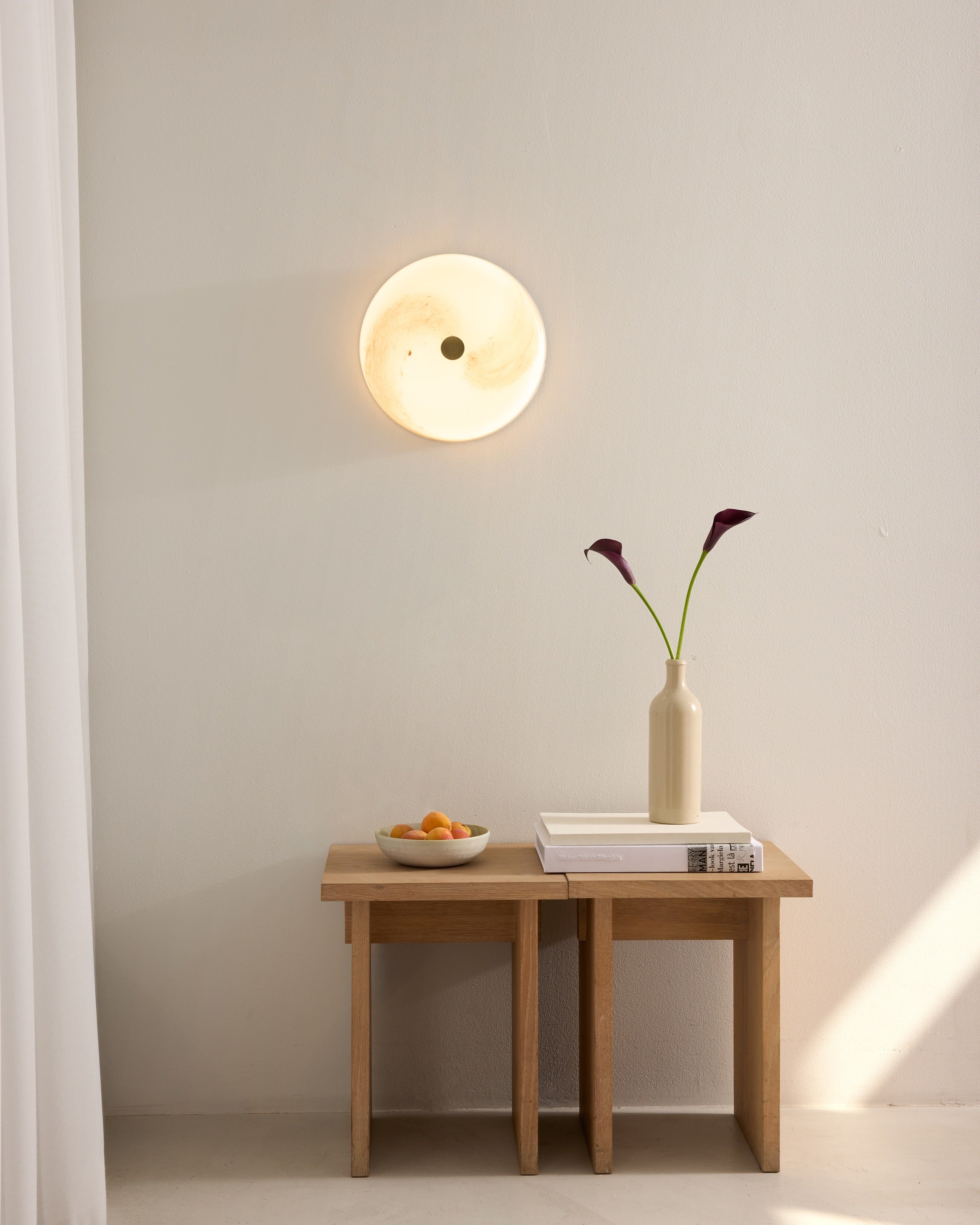 Den unikke designet Stockholm Loftslampe 3-Step i Grå hængt op på væggen i stuen for dens behagelige belysning