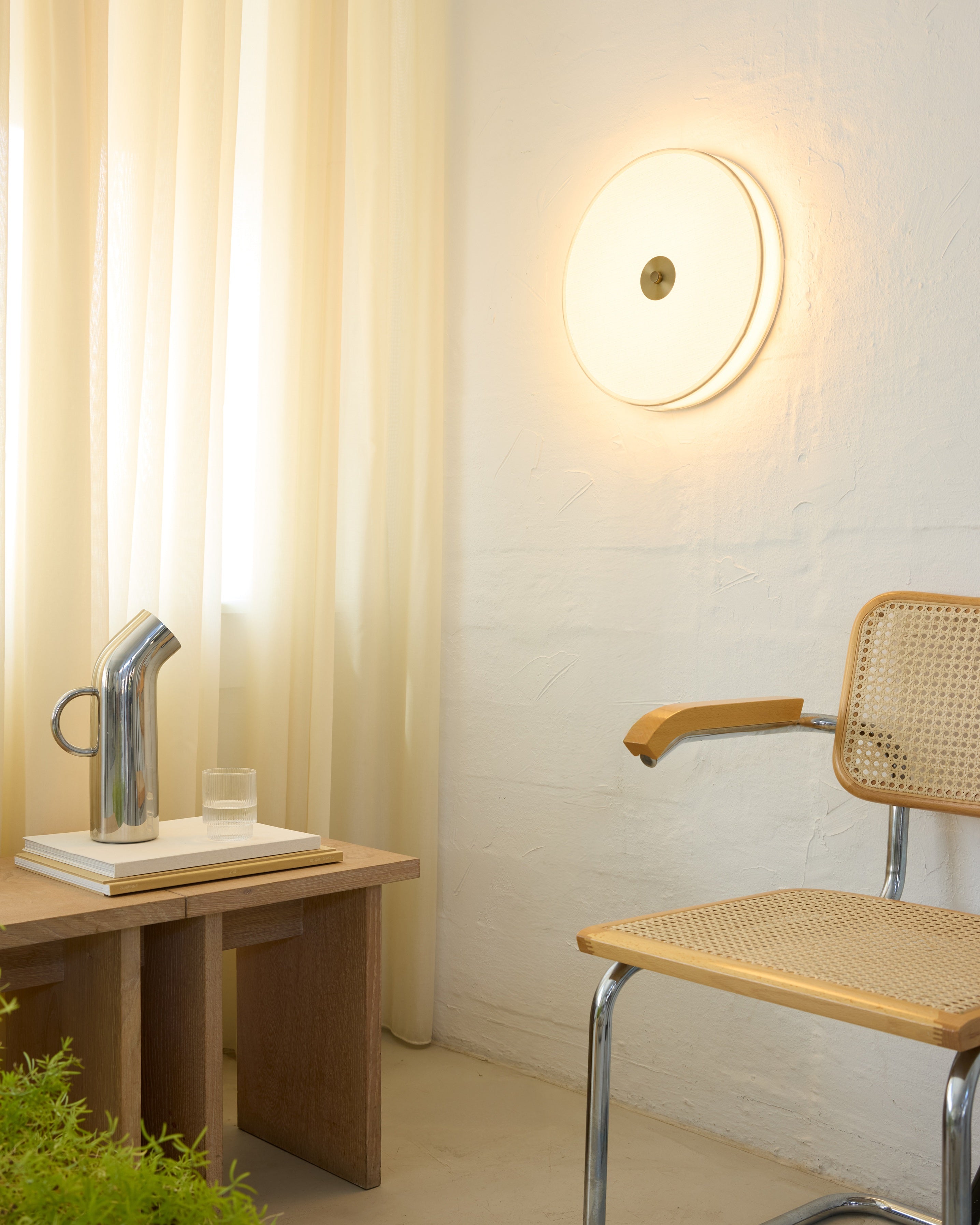 Den unikke designet Shade Loft-Væglampe Ø40 3-Step hængt op af væggen i stuen for dens behagelige belysning