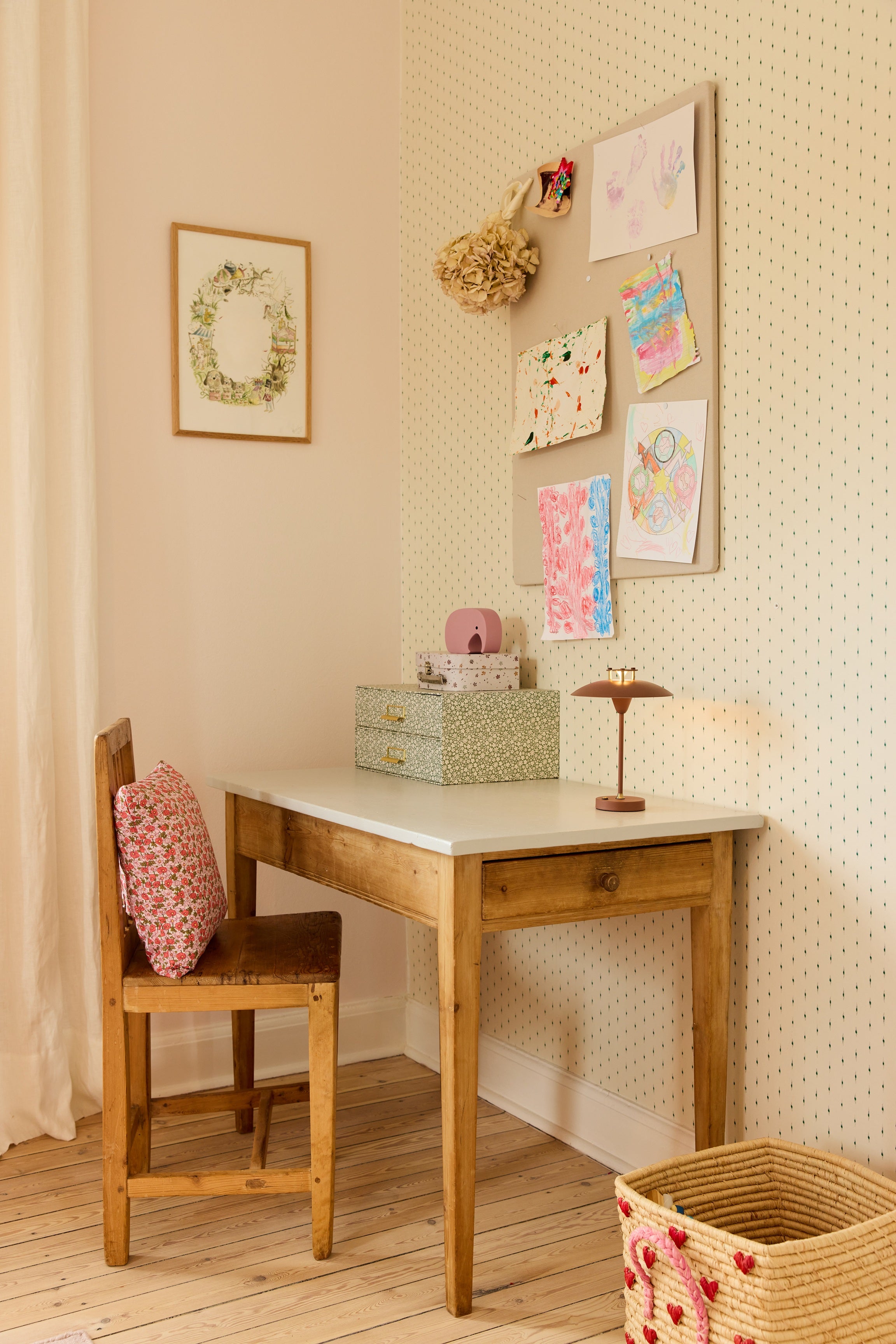 Mini Stepp 1-2-3 Portable Bordlampe i Terracotta placeret i stuen for dens unikke design og varme belysning