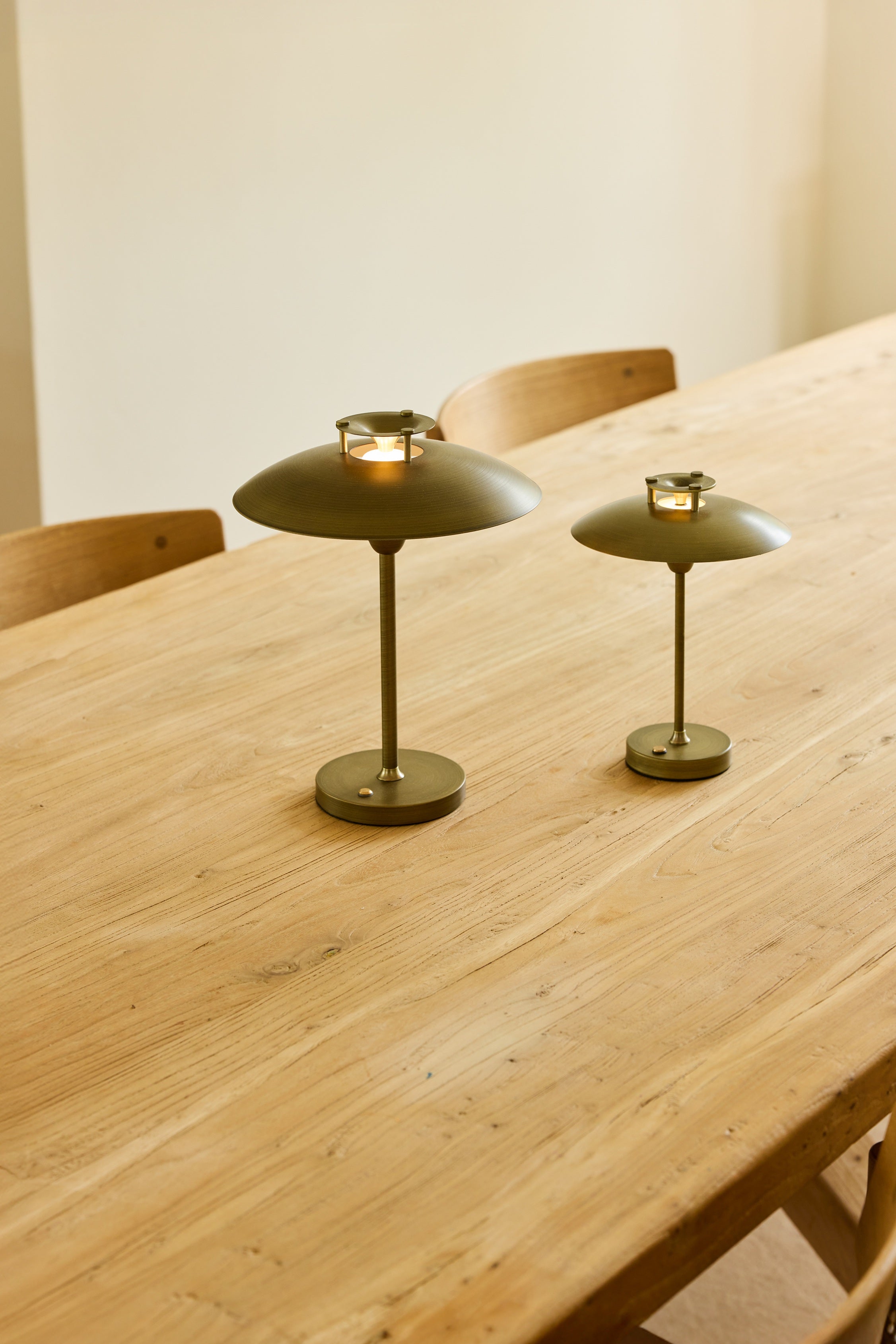 Den æstetiske Mini Stepp 1-2-3 Portable Bordlampe i Antique placeret på spisebordet i stuen for dens varme belysning