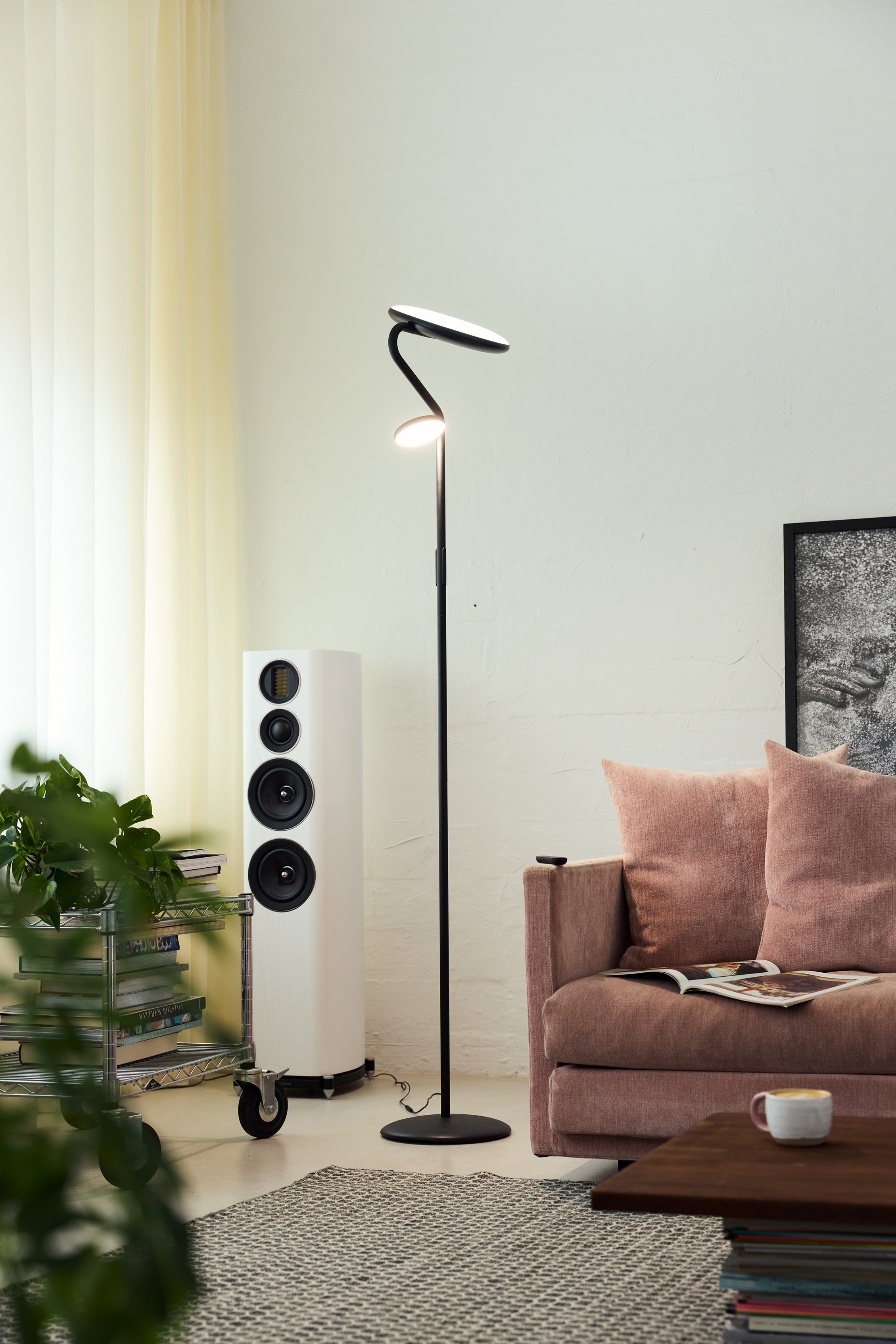 Halo Designs nye Slim Uplight Floor Lamp i Sort i stuehjørnet
