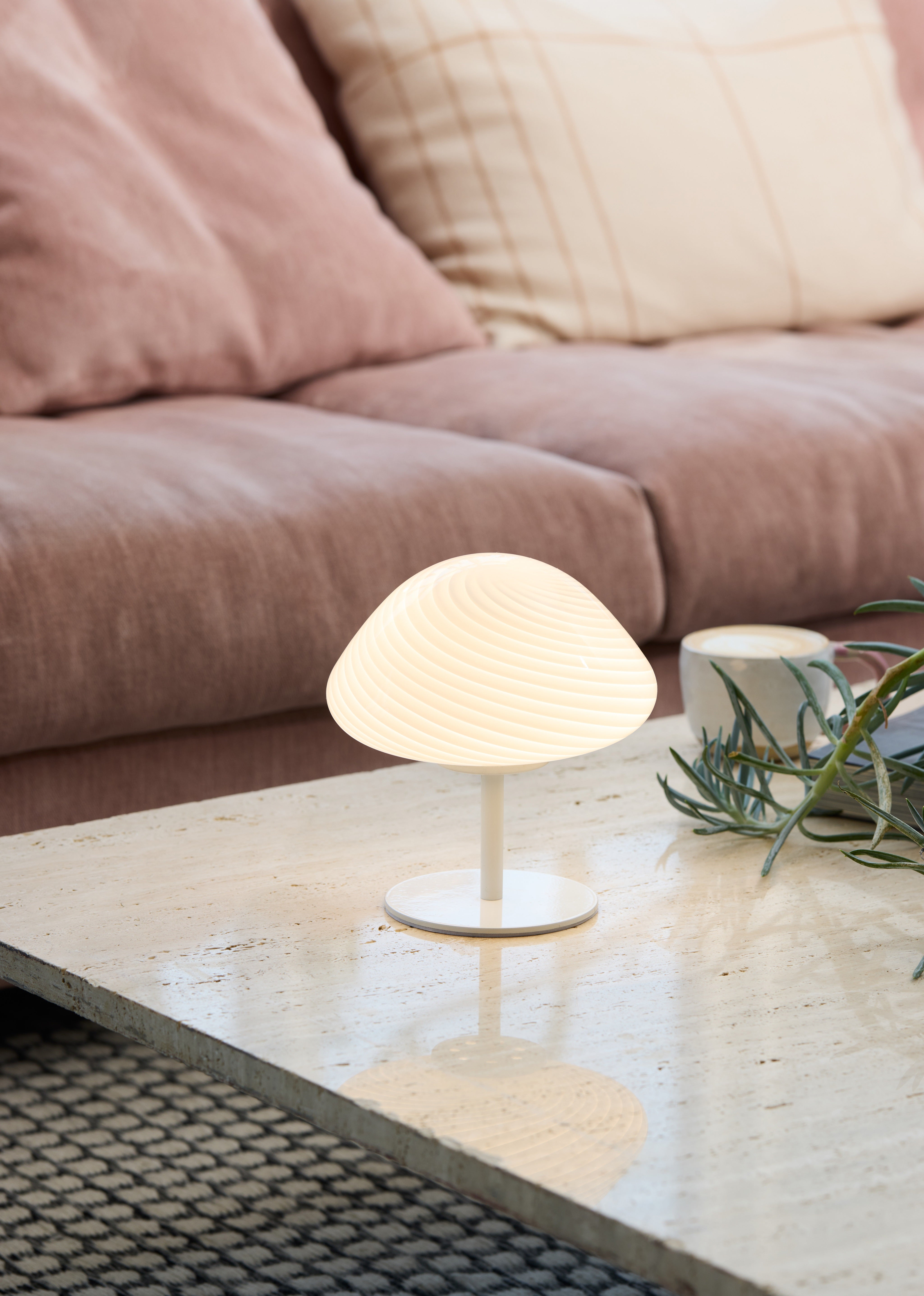 Nyd lyset fra den rene Halo Design Mini Mush i opal
