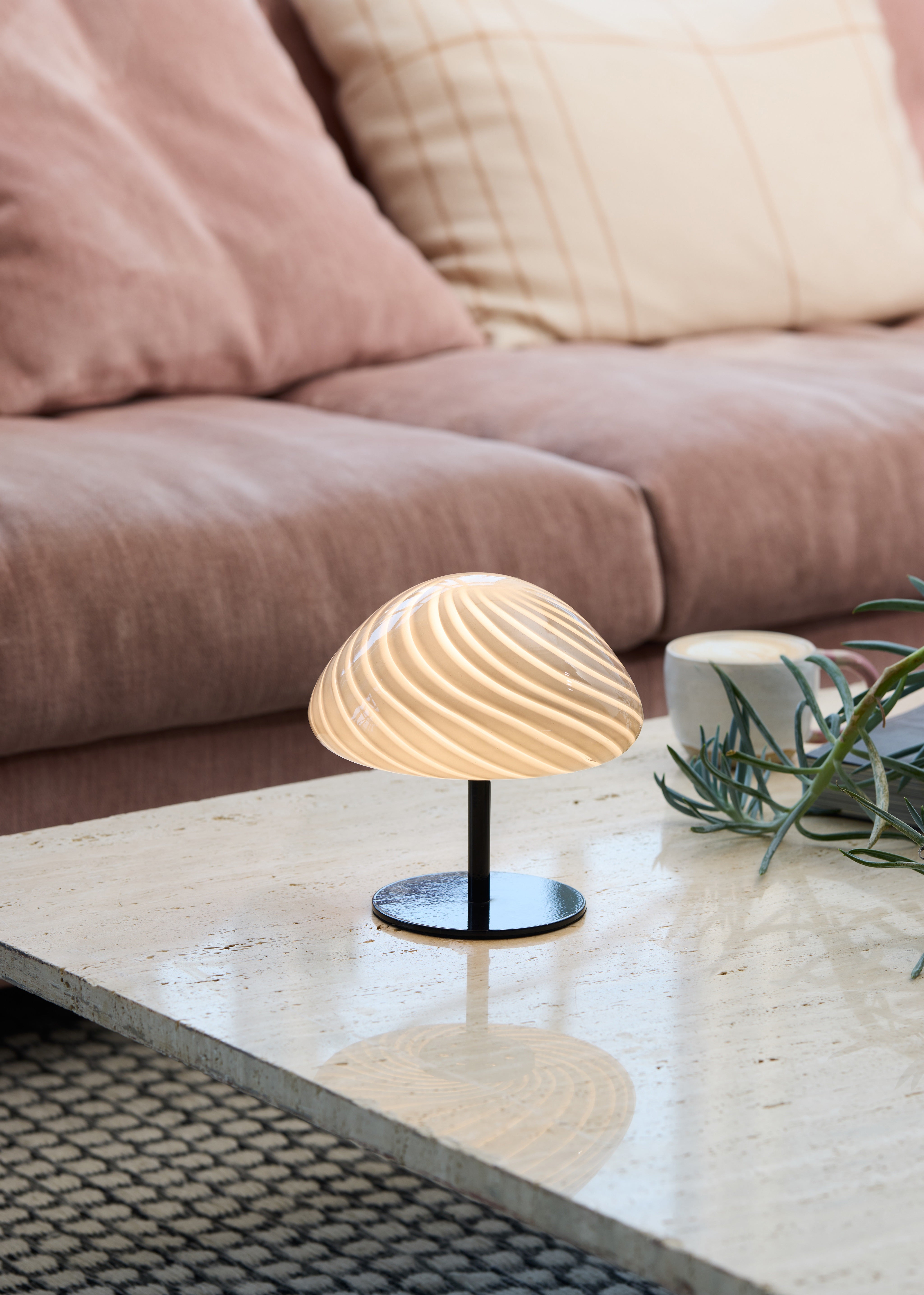 Halo Design Mini Mush G9 Bordlampe Grå - bemærk den flotte sorte fod