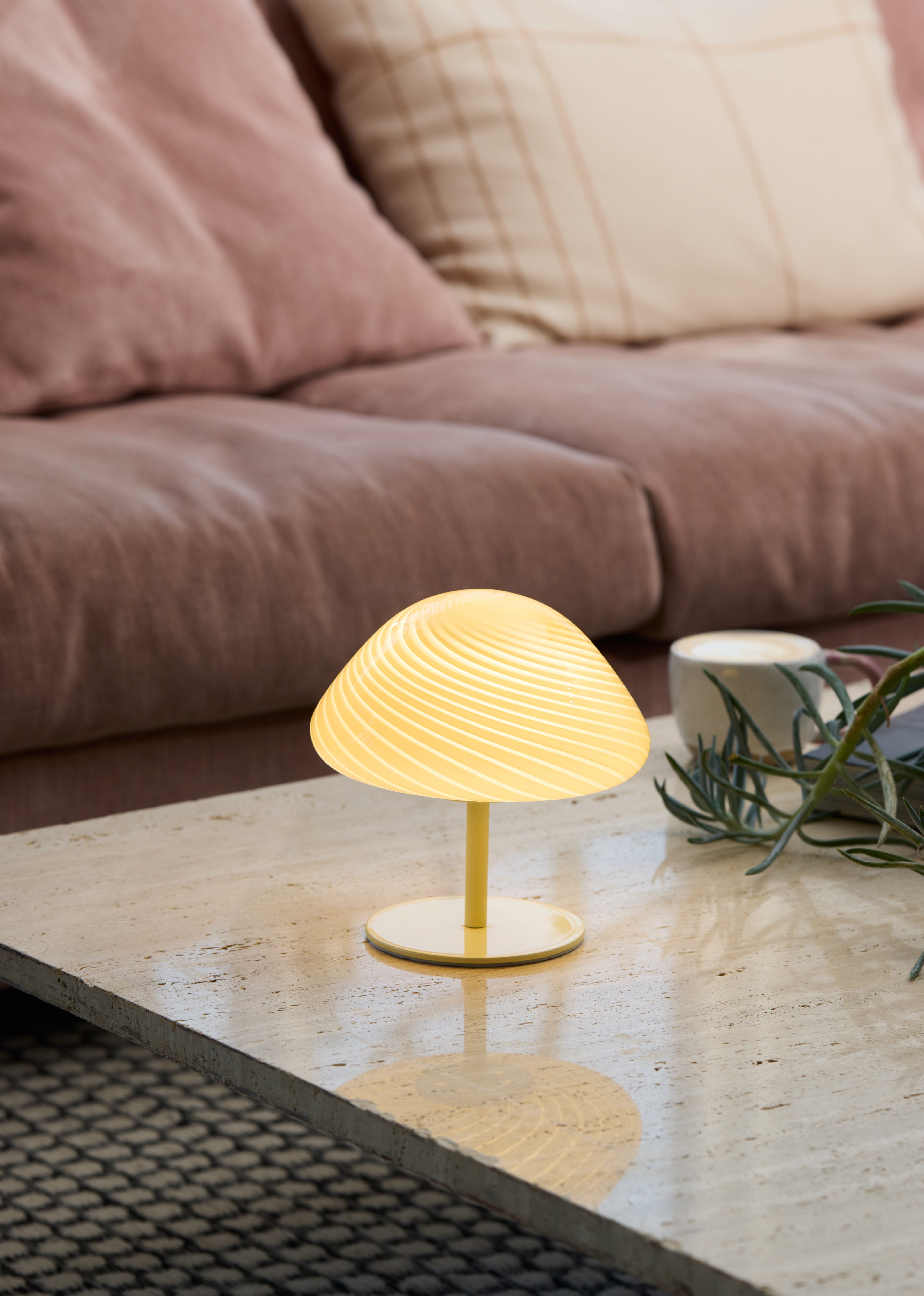 Den cremefarvede Halo Design Mini Mush inviterer til kaffehygge på sofabordet