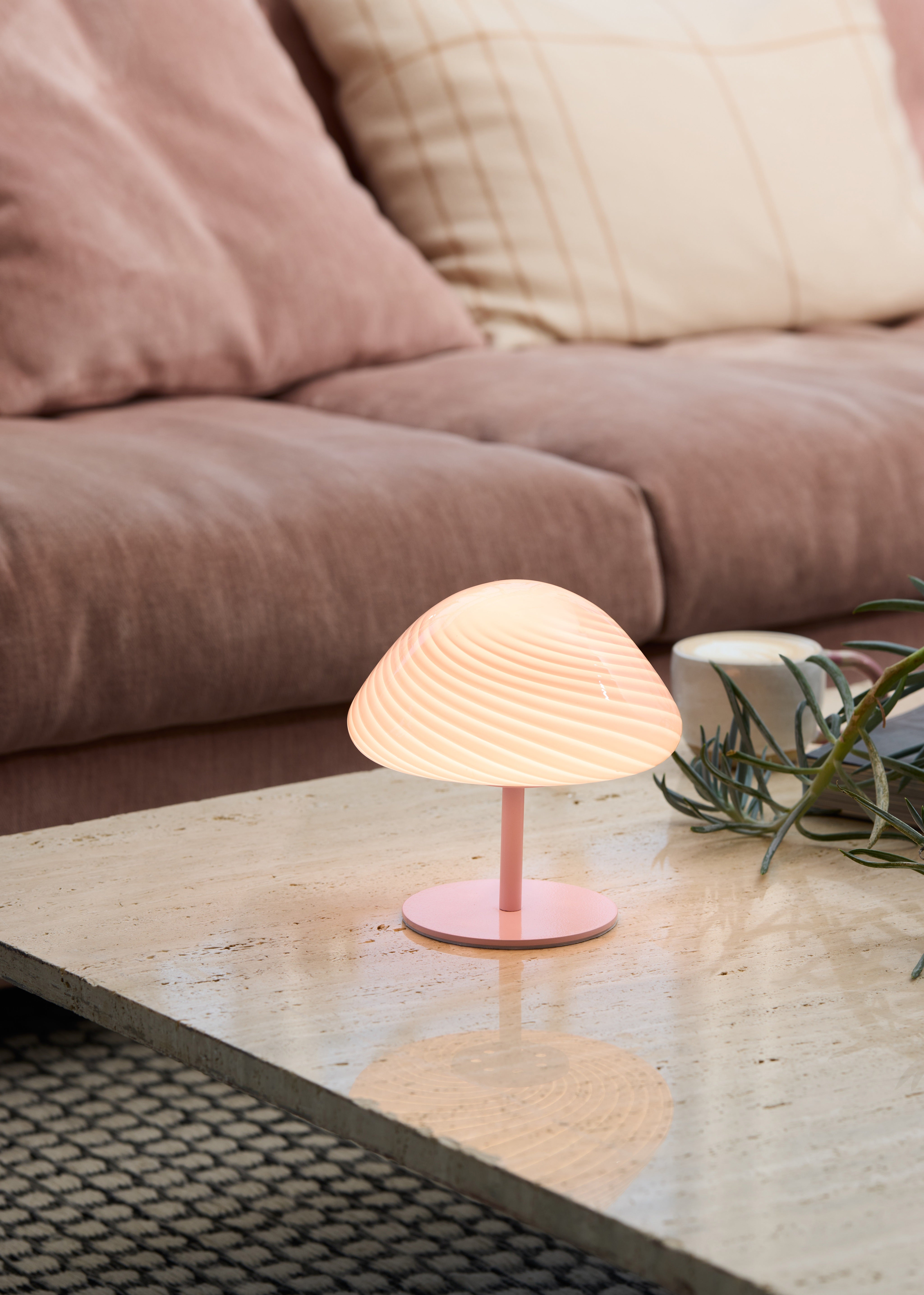 Romantiske toner med Halo Design Mini Mush G9 Bordlampe Rose