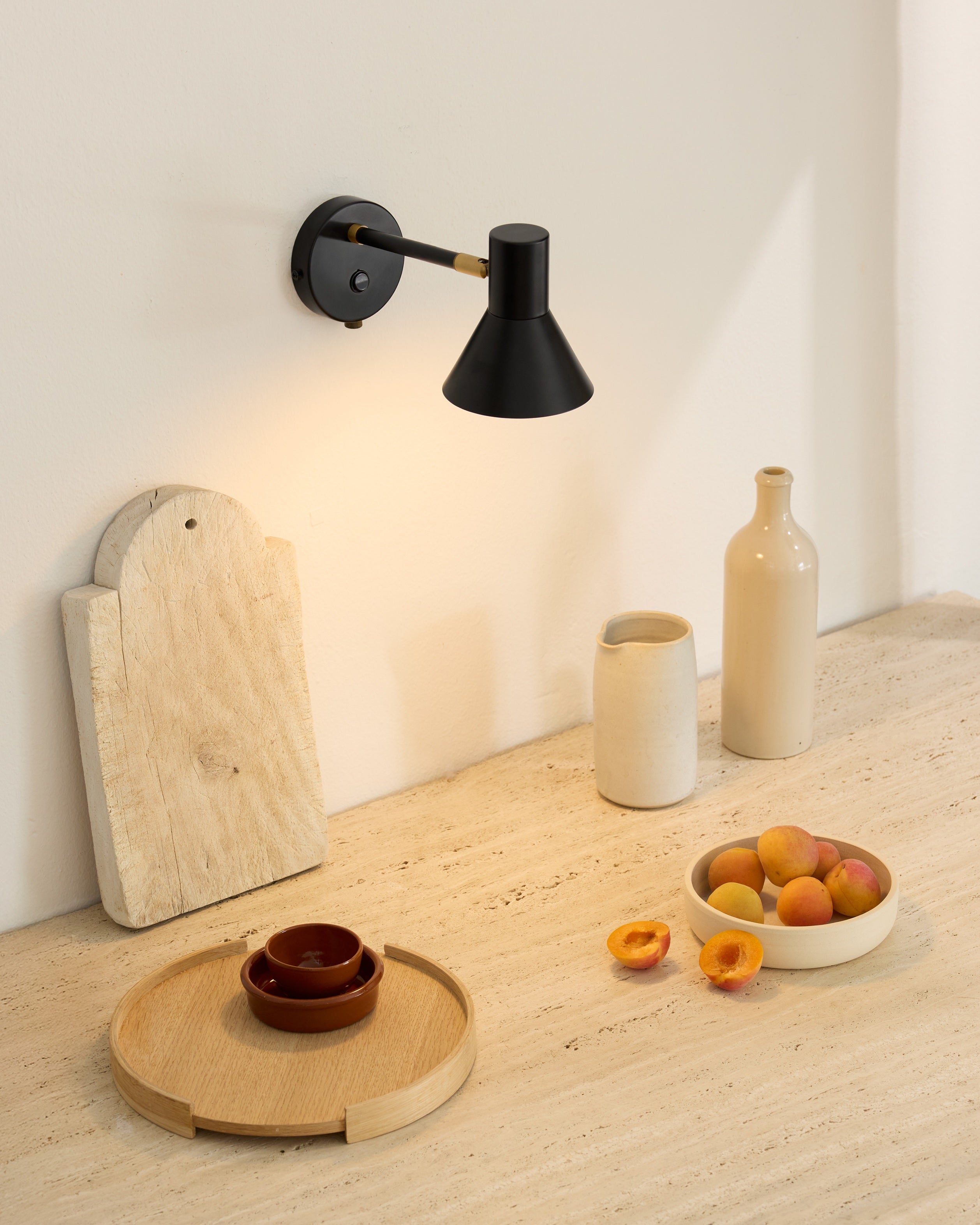 Den æstetiske Style Væglampe i Sort Antik placeret i stuen for dens hyggelige belysning og nemme betjening