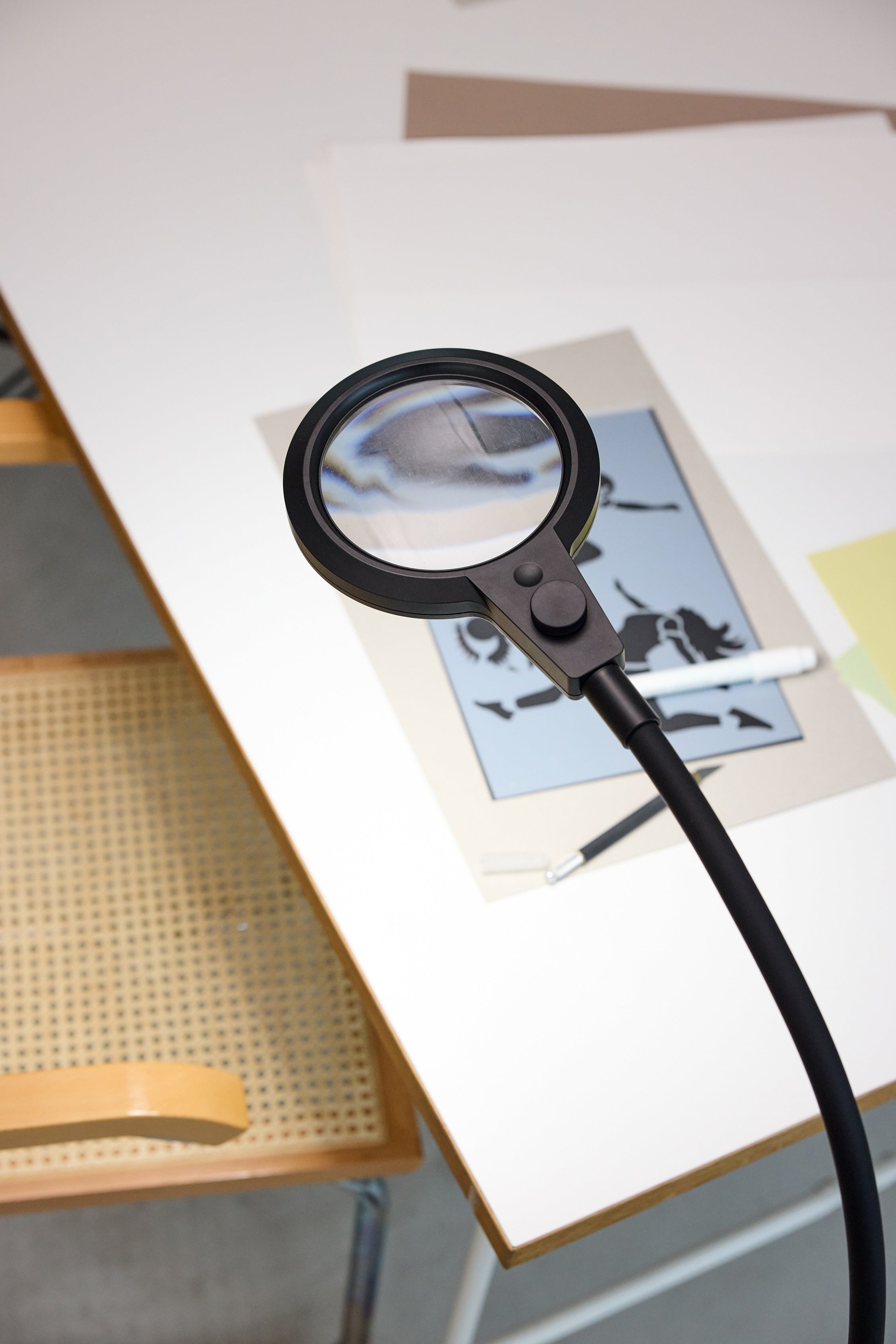 Halo Design Magni Charge Superflex Portable Floor Lamp i Sort med 3x Magnify og godt lys