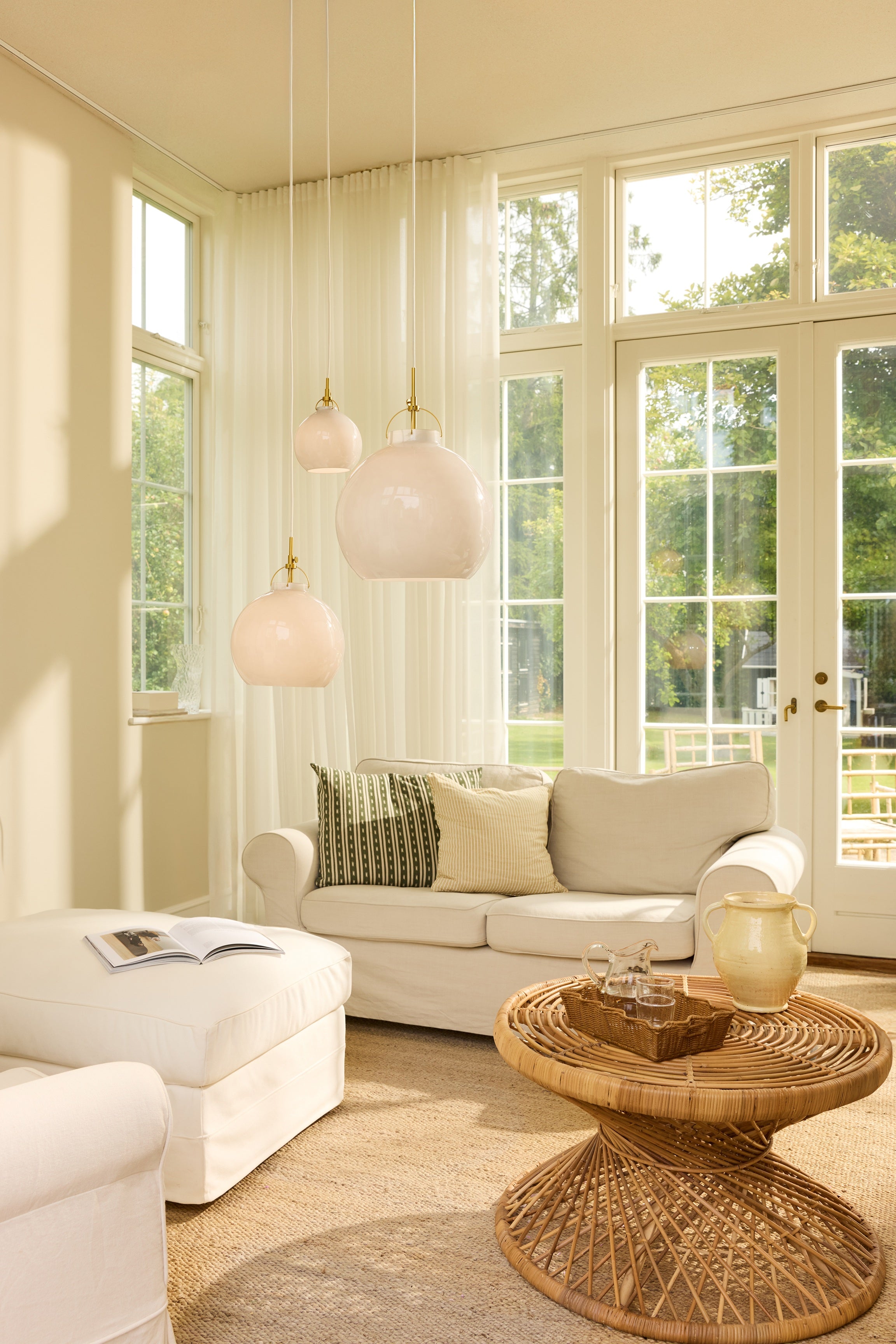 Den æstetiske Toscana Pendel Ø36 i Grå hængt op i hjørnet af stuen for dens behagelige belysning