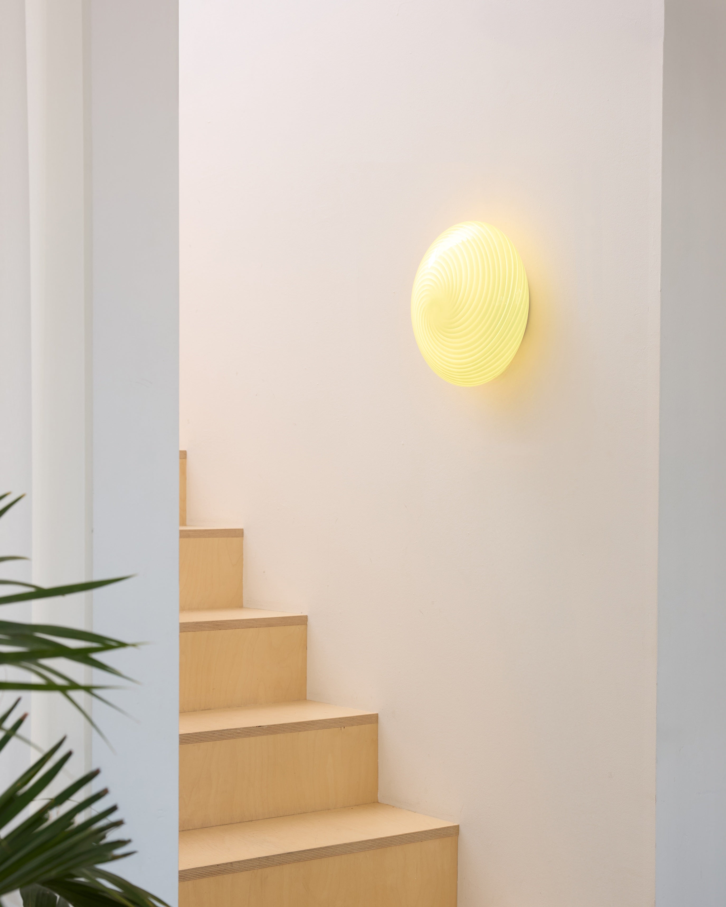 Den unikke og skandinaviske designet Candy Loftslampe Ø30 i Cream hængt op ved trapperne for dens varme belysning