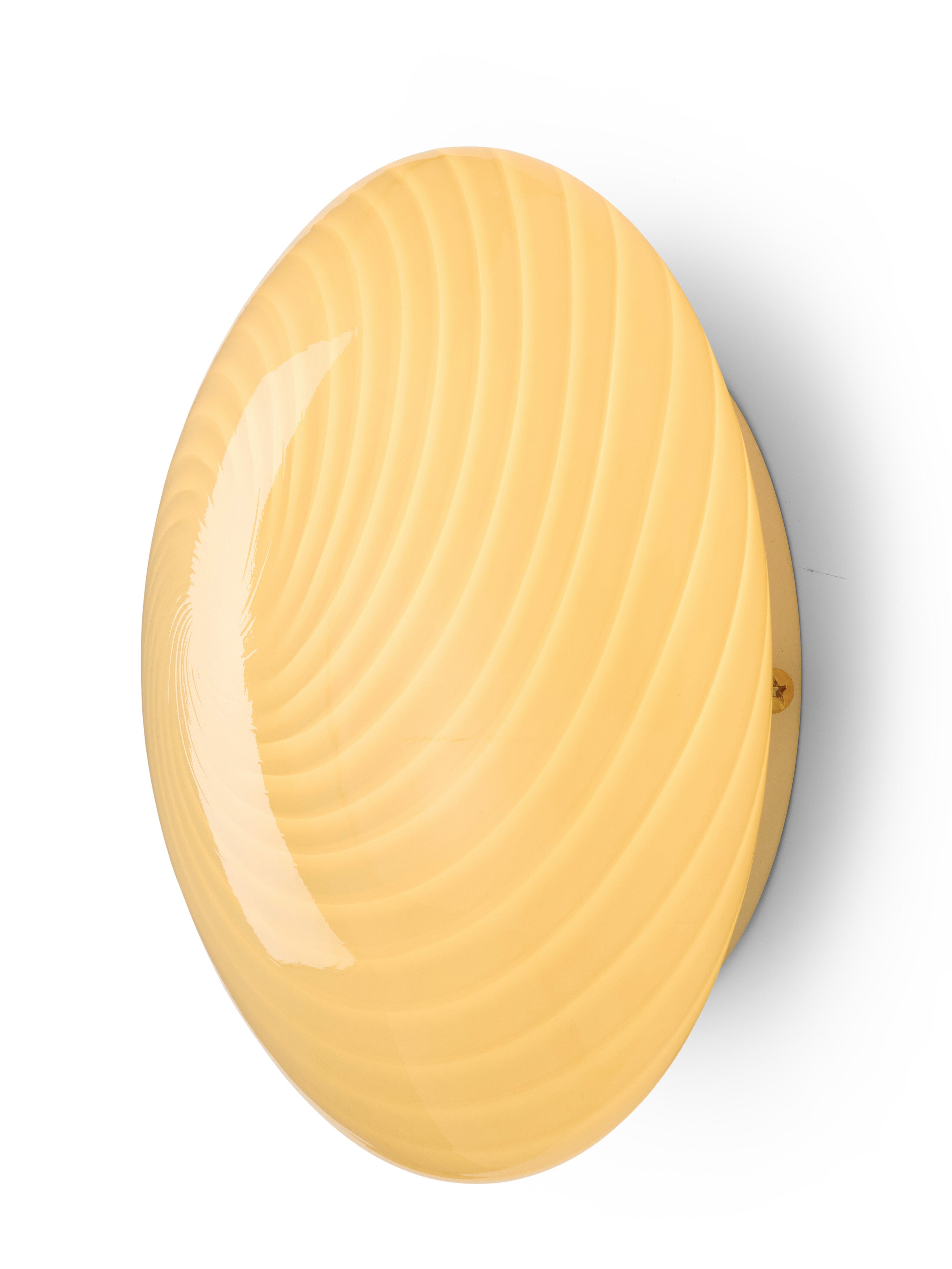 Den æstetiske Candy Loftslampe Ø30 i Cream hængt op af en hvid væg for en flot kontrast