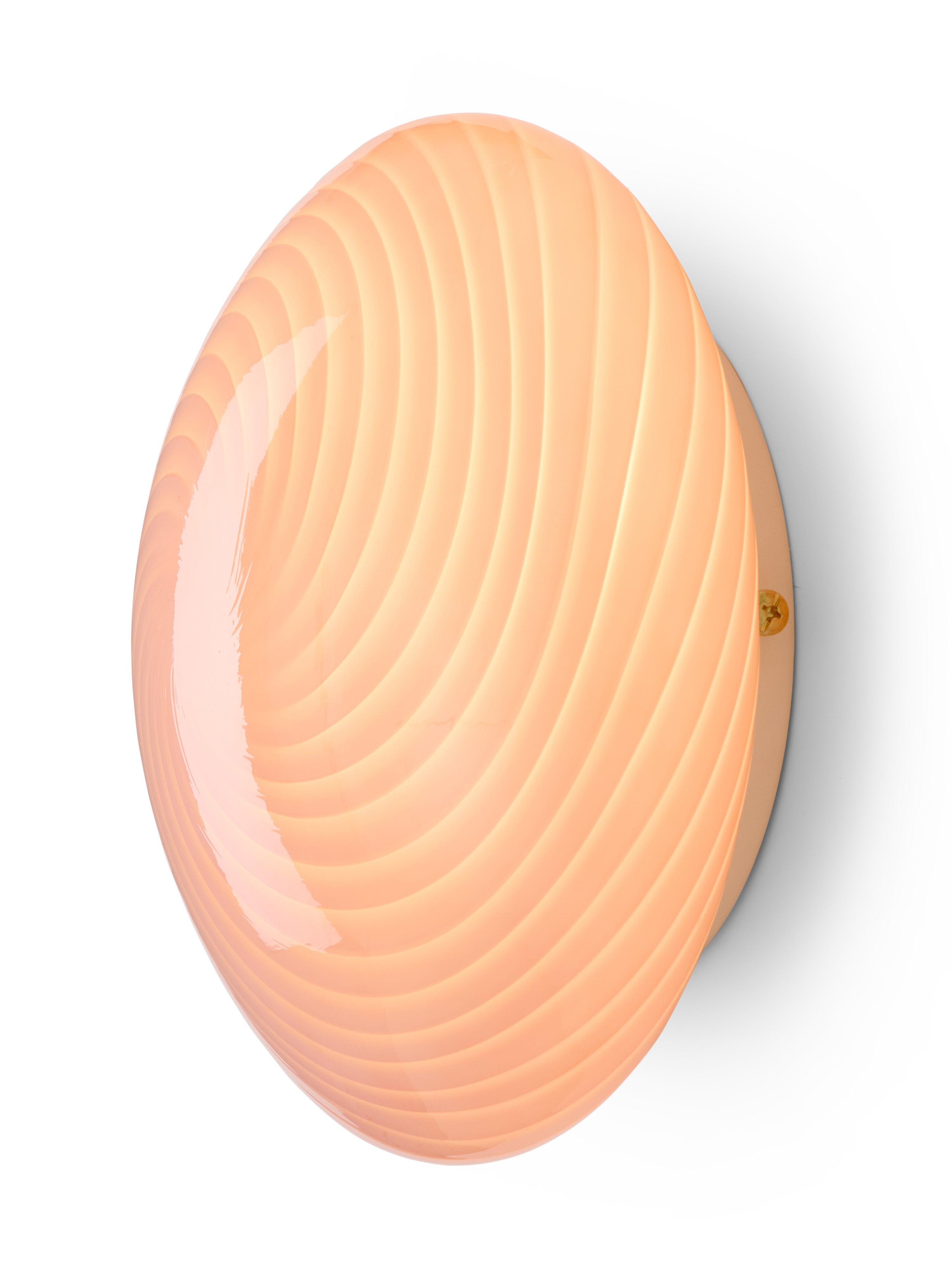 Den unikke Candy Loftslampe Ø30 i Rose hængt op af en hvid væg for en flot kontrast