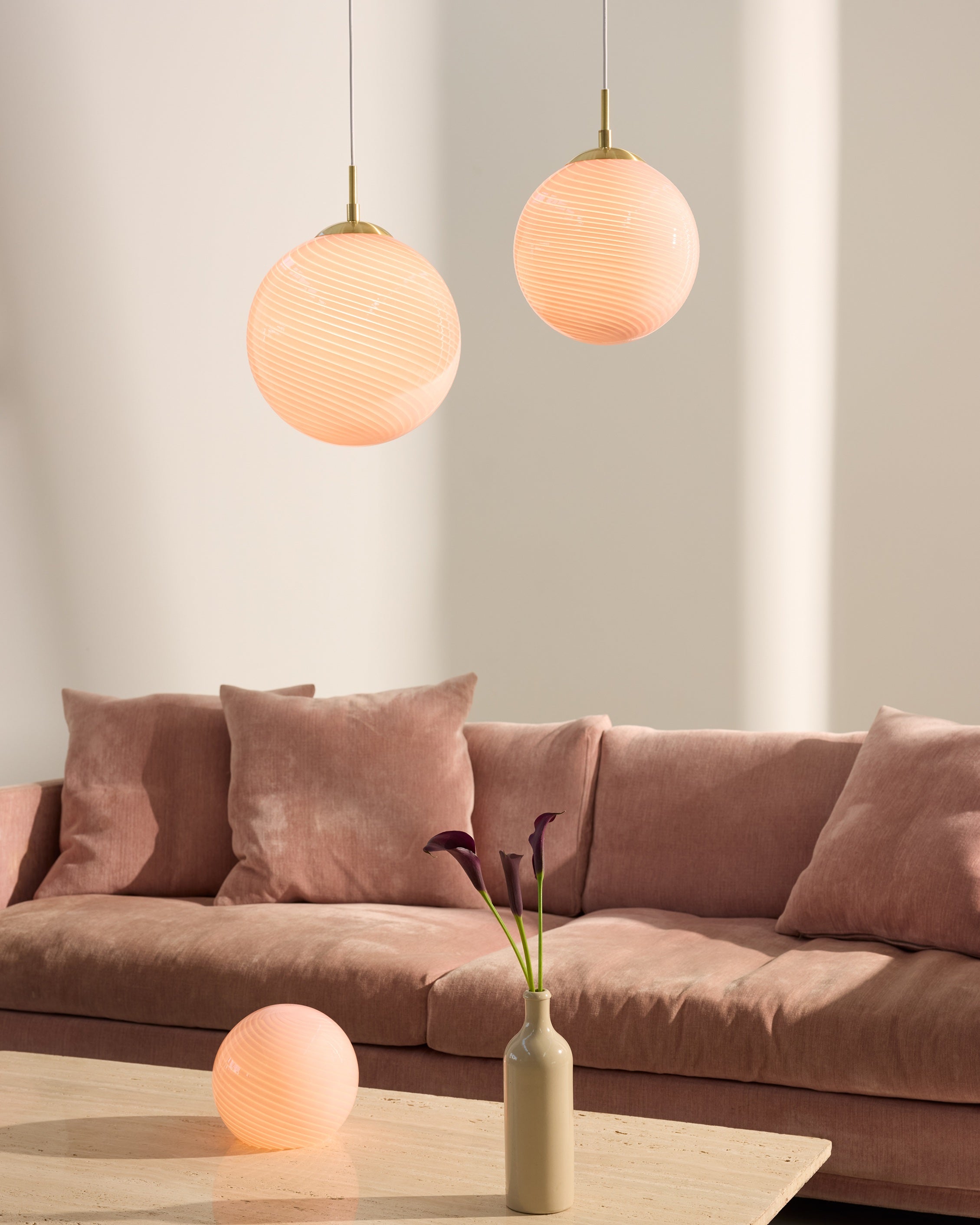 Den unikke og elegante designet Candy Ball Pendel Ø30 i Rose hængt op over sofabordet for dens behagelige belysning