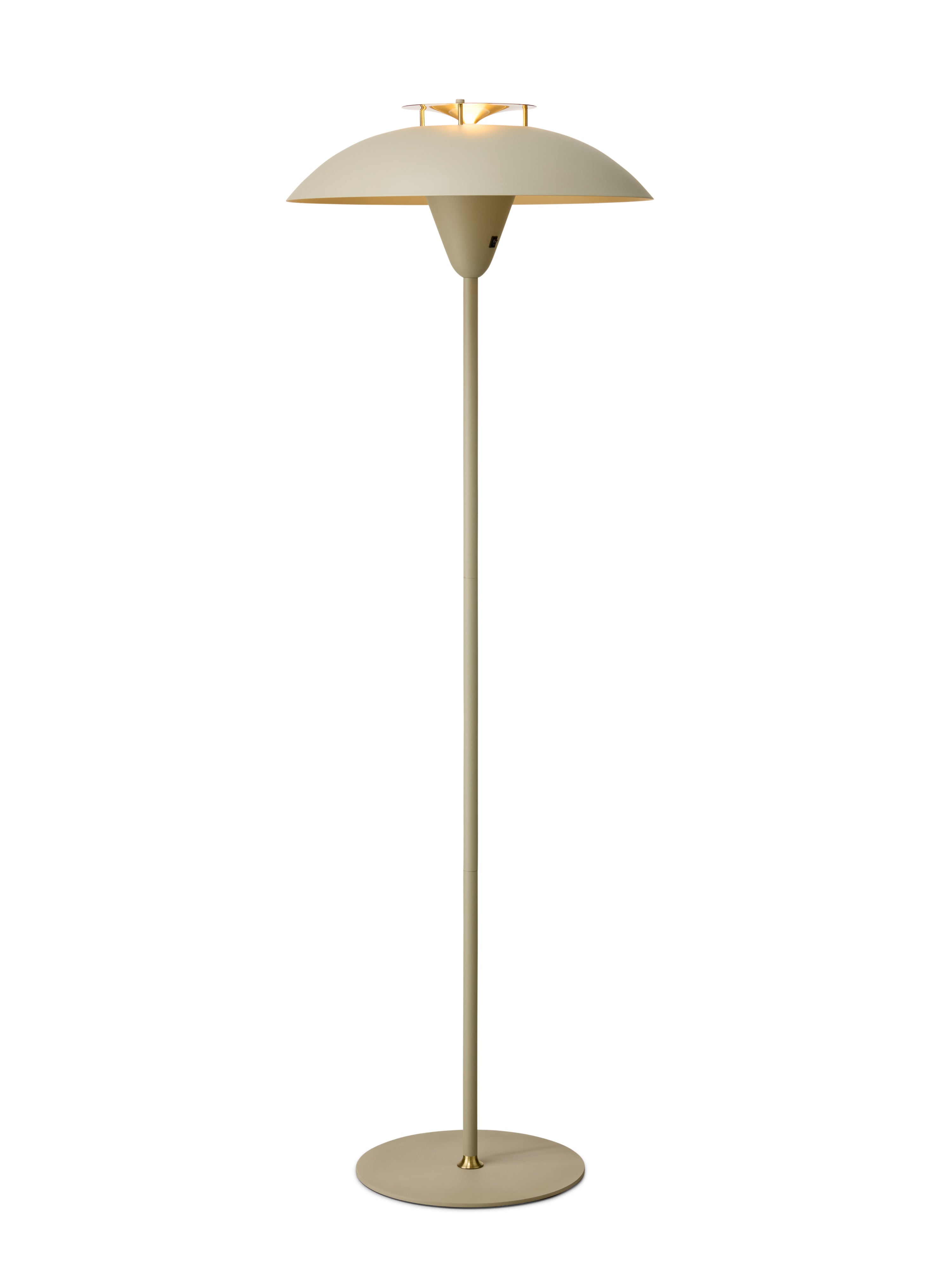 Zoomet ind på den unikke designet Stepp Gulvlampe i Sand/Antique placeret foran en hvid væg for den flotte kontrast
