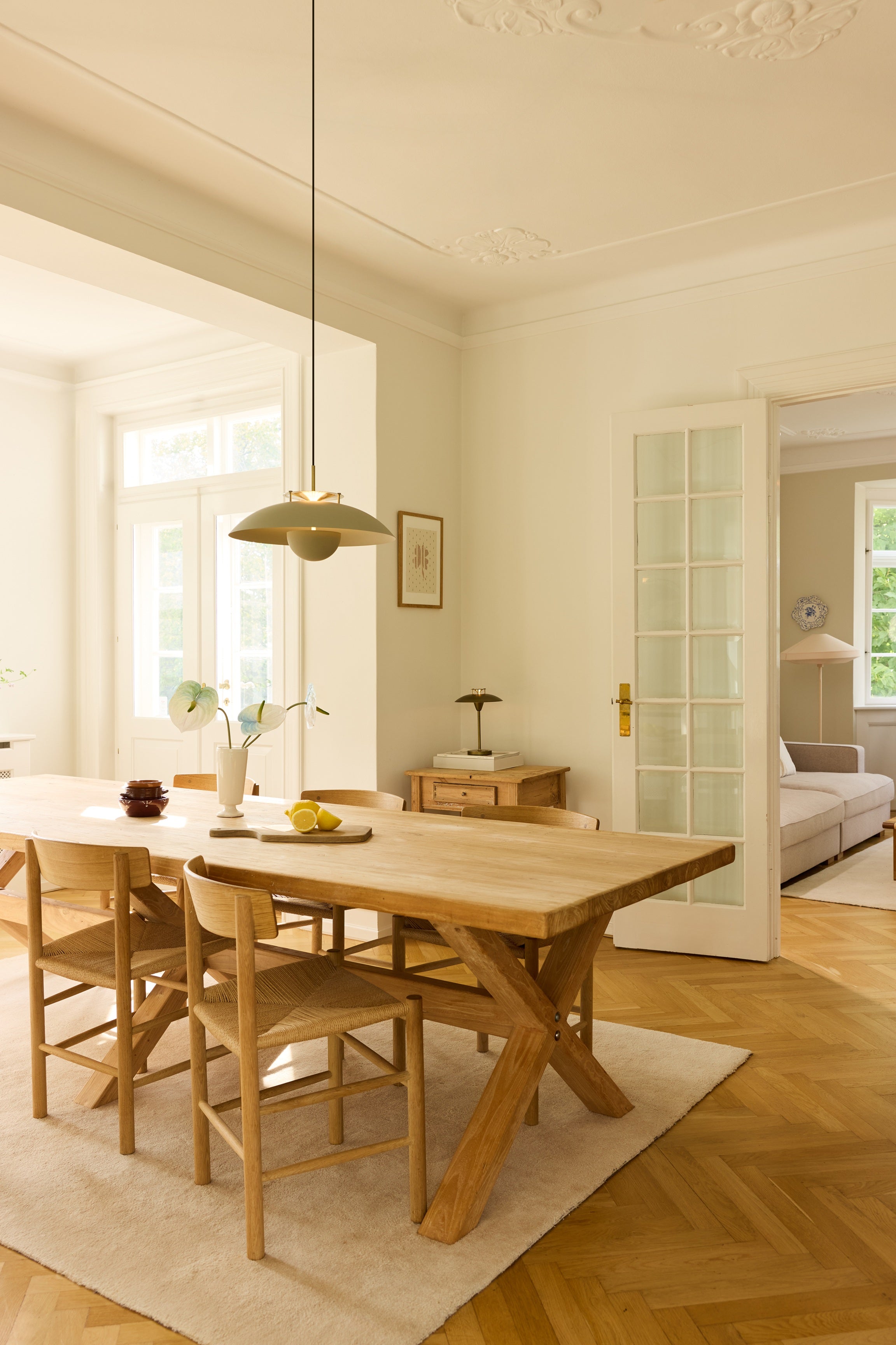 Den æstetiske Stepp Pendel Ø46 i Sand/Antique placeret over spisebordet for dens behagelige og hyggelige belysning