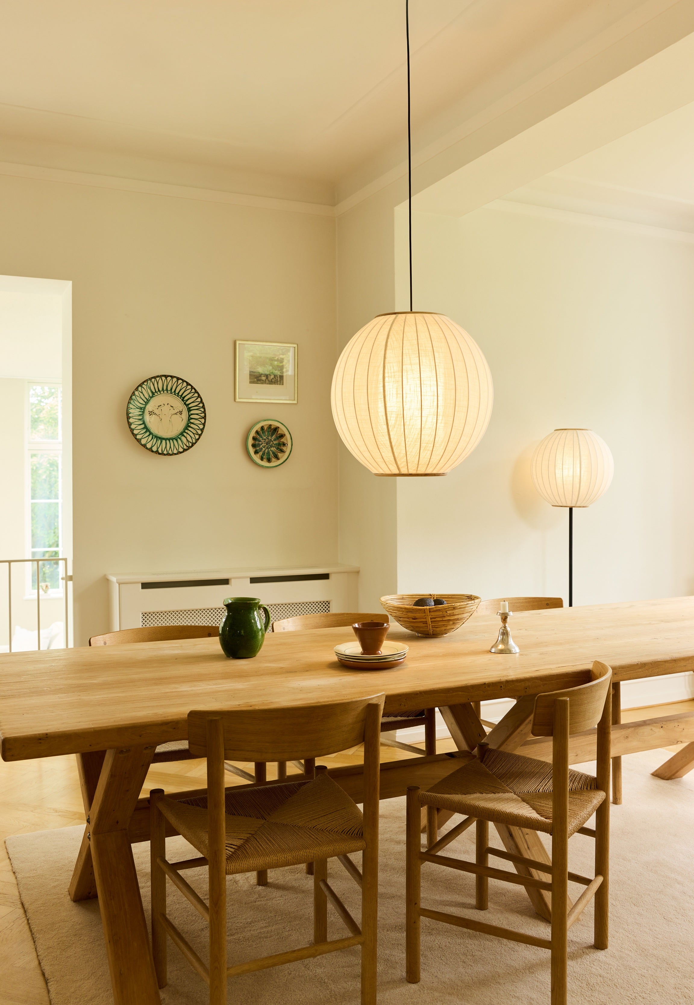 Den unikke designet Balloon Gulvlampe Ø40 i Linen Hvid placeret i hjørnet af stuen for dens behagelige belysning