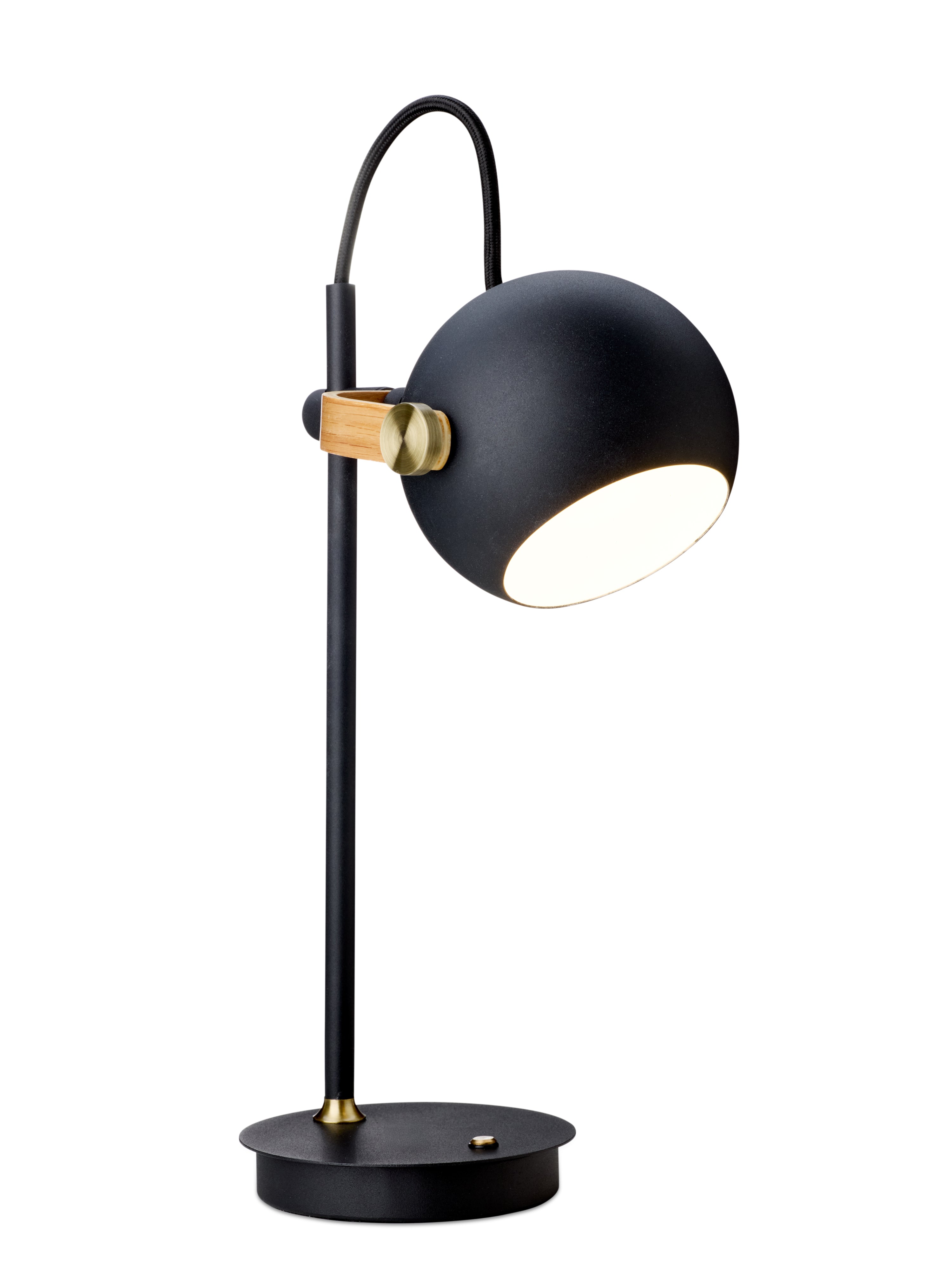 Den æstetiske DC Portable Bordlampe i Sort placeret foran en hvid væg for en flot kontrast 