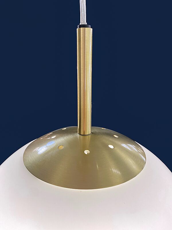 Zoomet helt ind på toppen af Opal Ø30 Pendel i Hvid/Messing