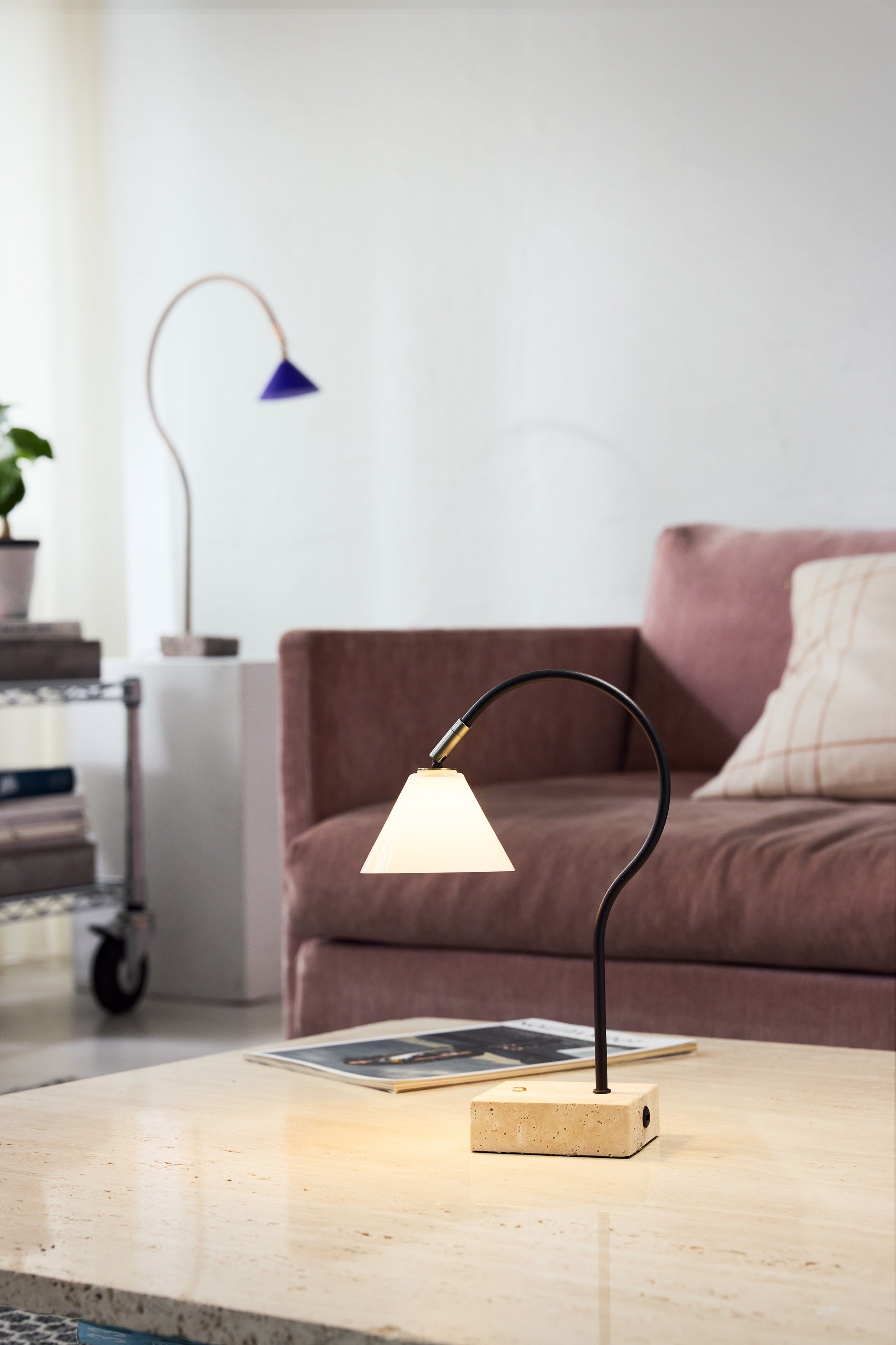 Question Portable Table Lamp Antique Brass Opal Glass i Sort på stuebordet