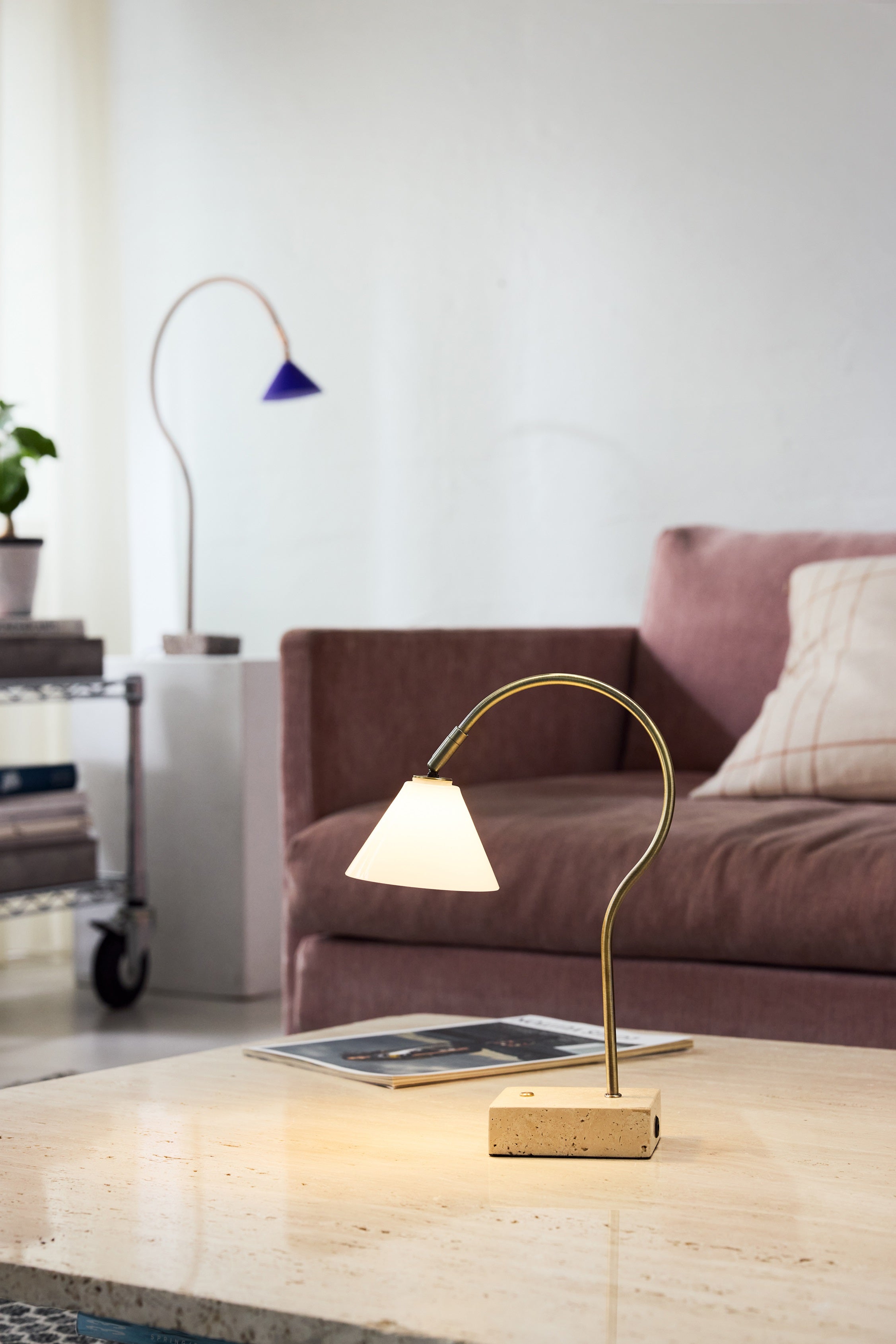 Question Portable Table Lamp Antique Brass Opal Glass på sofabordet