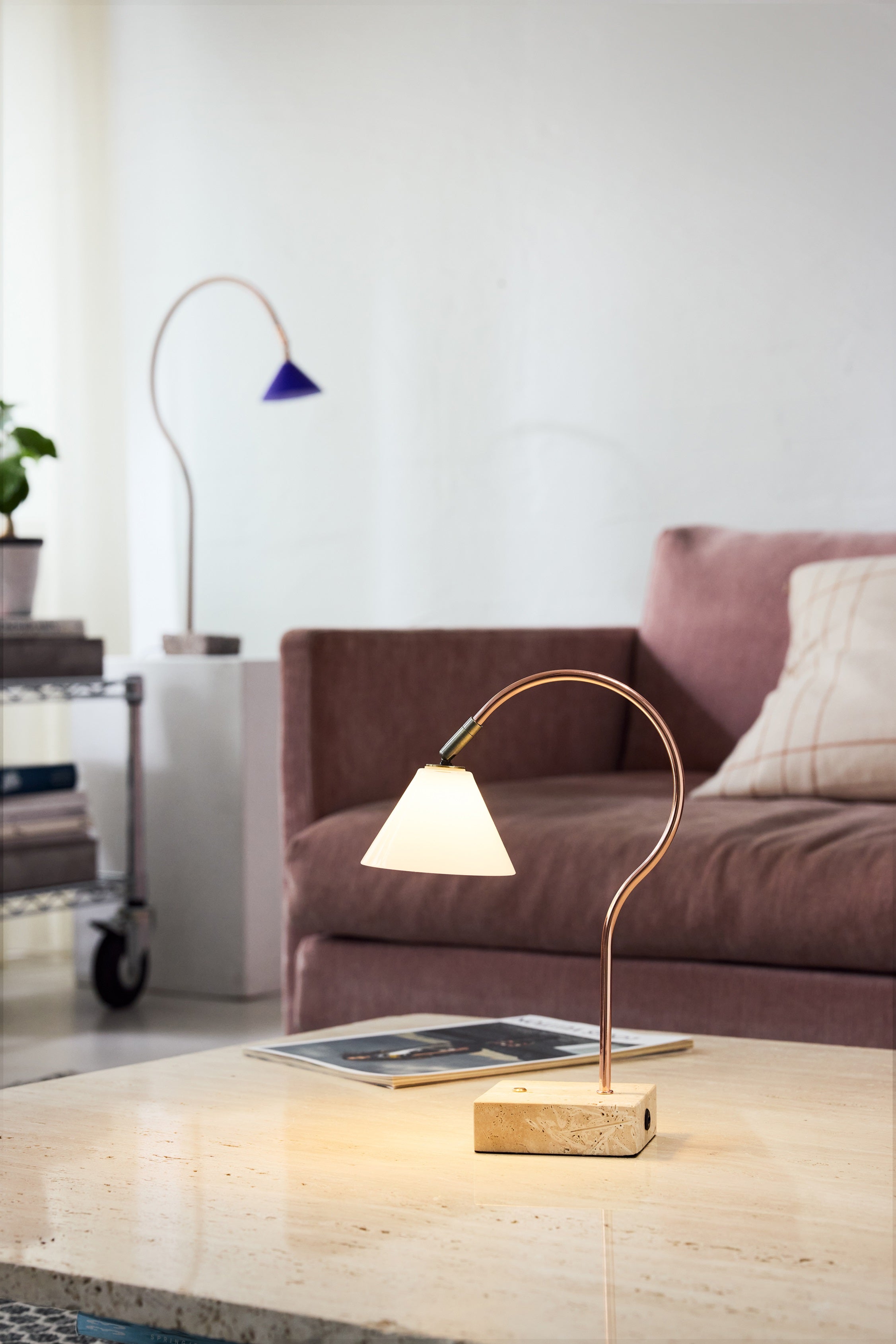 Halo Design Question Portable Table Lamp Copper Antique Brass Opal Glass på stuebordet