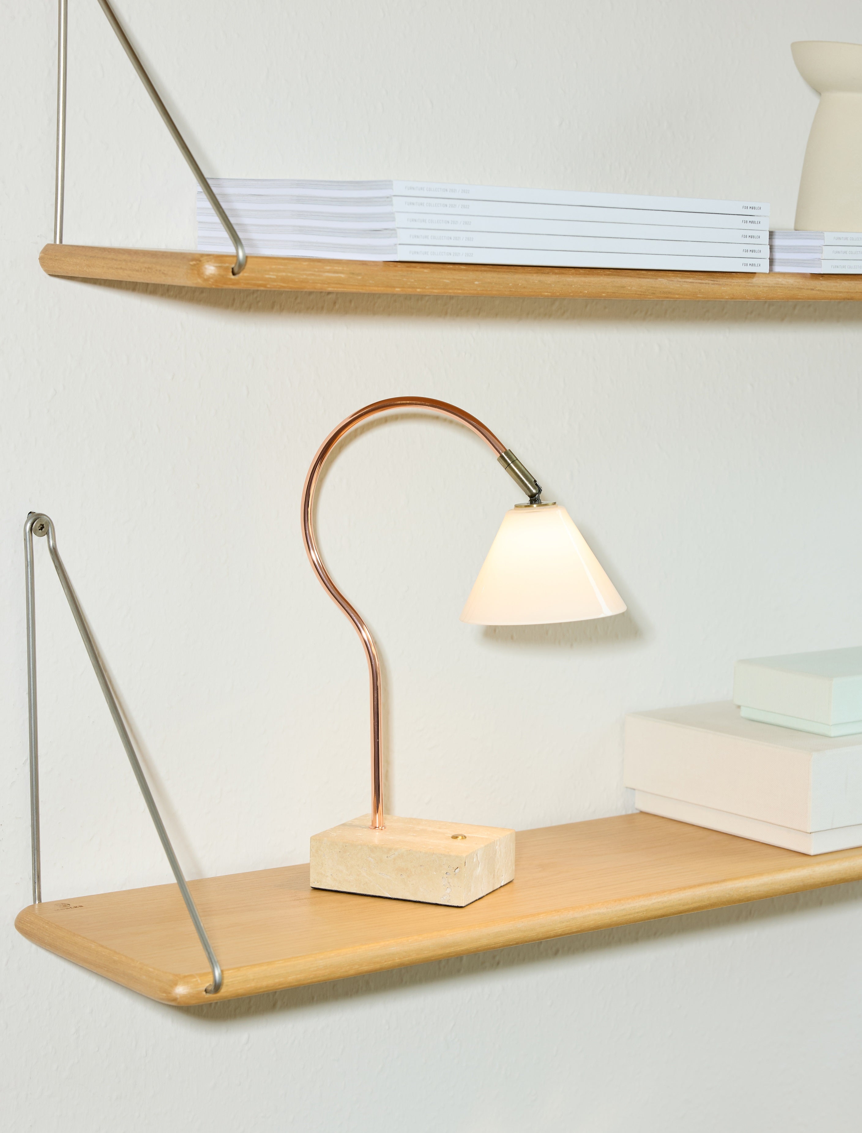 Question Portable Table Lamp Copper Antique Brass Opal Glass på en hylde i stuen