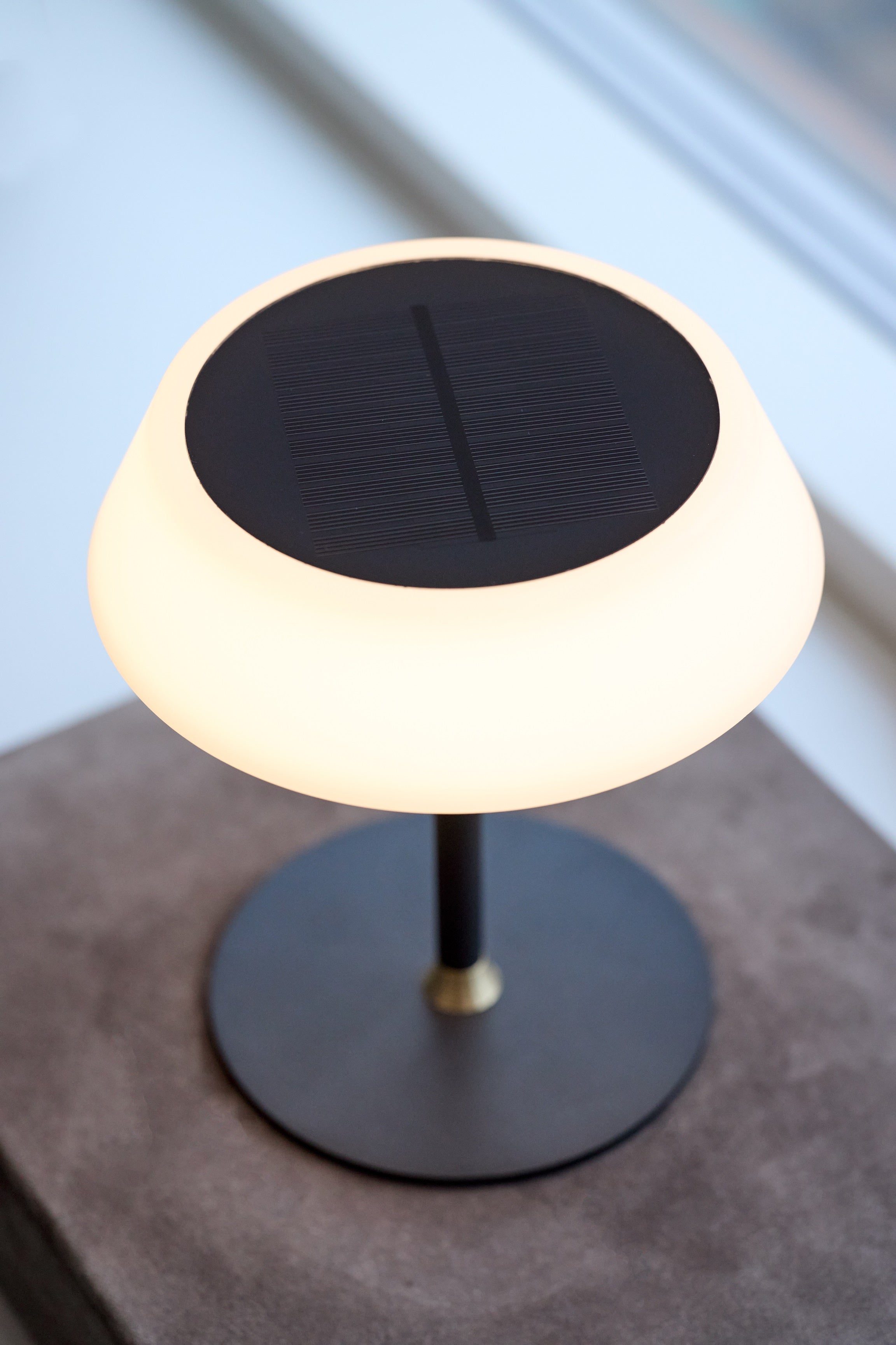 Helt tæt på den nye Solar Portable Table Lamp i Sort fra Halo Design med unikt og elegant design