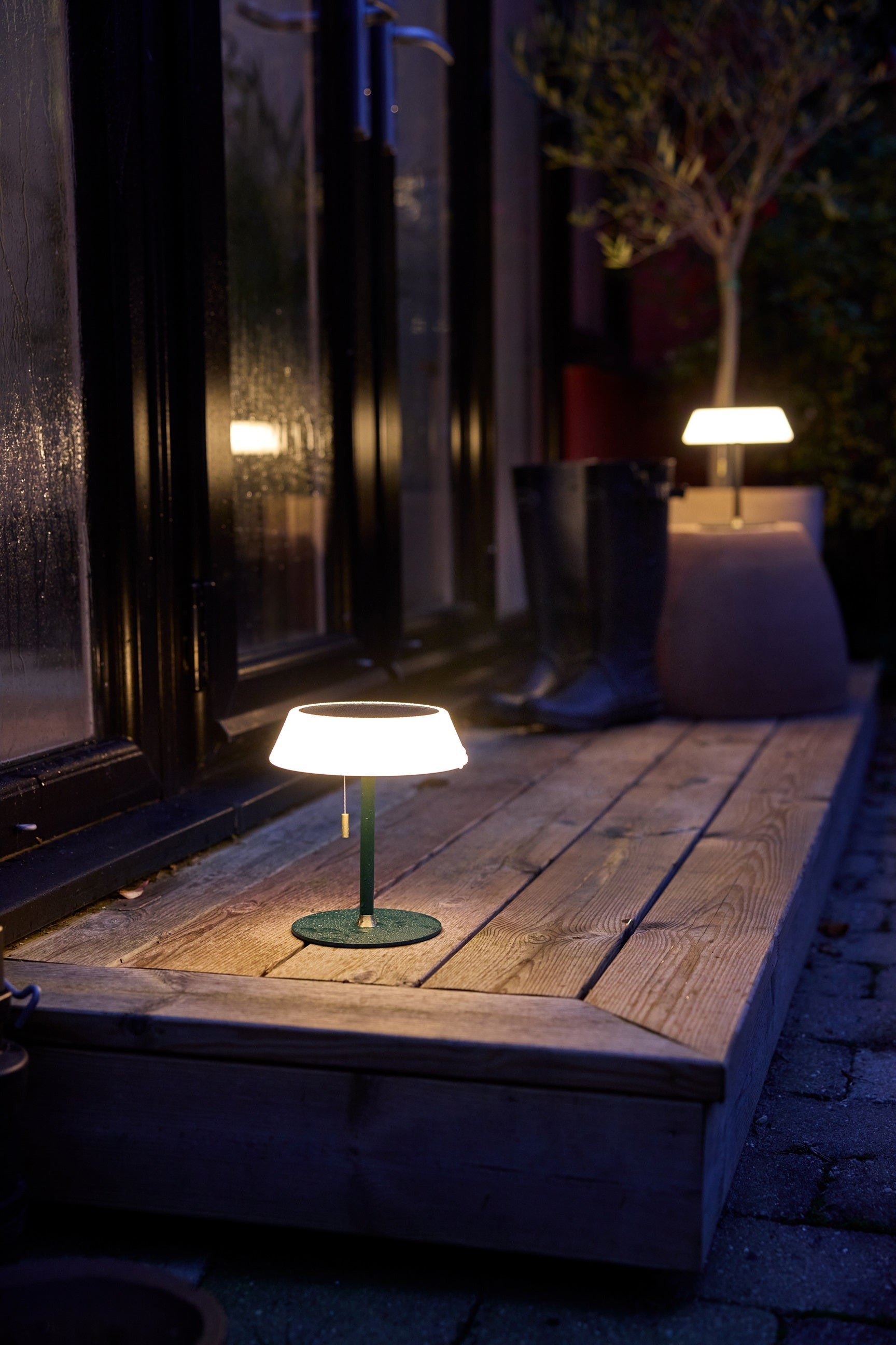 Halo Designs nye Solar Portable Table Lamp i Dark Green elegant lampe