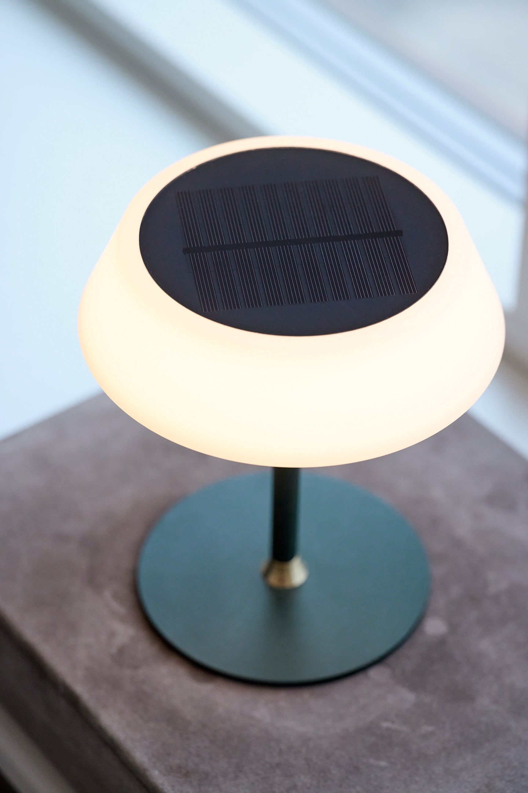 Helt tæt på den nye elegante Solar Portable Table Lamp i Mørke grøn af Halo Design
