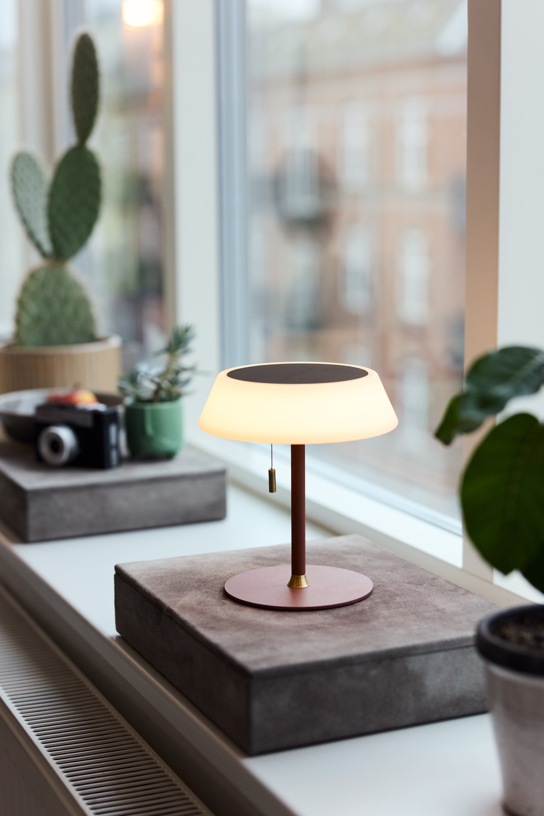 Halo Design Solar Portable Table Lamp i Terracotta i vindues kammen