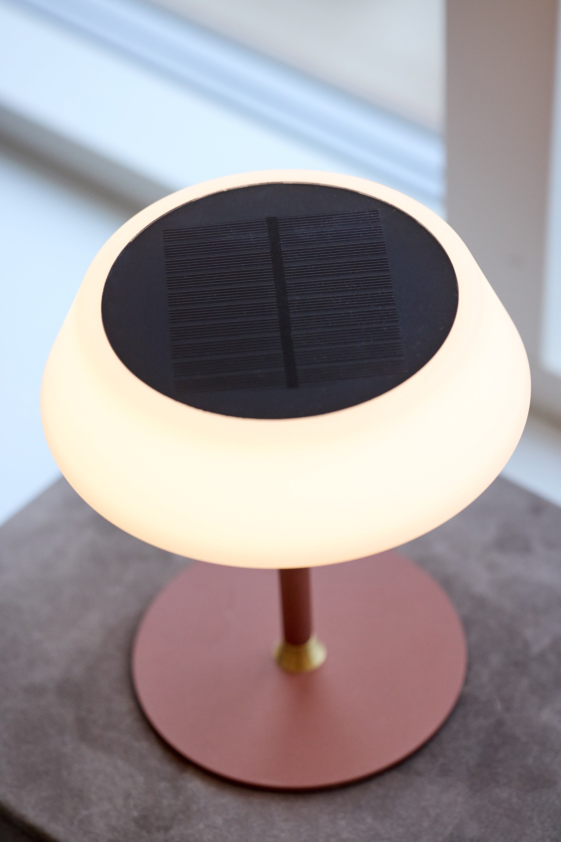 Helt tæt på den nye Solar Portable Table Lamp i Terracotta fra Halo Design
