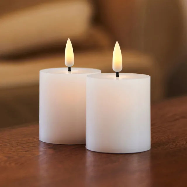Sille Genopladelig Mini 2-pak Ø5 x 6,5 cm Hvid placeret på bordet