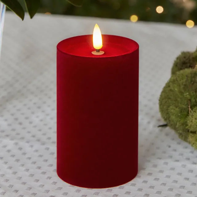 Zoomet ind på Sille Velour LED bloklys Kirsebær placeret på bordet for dens behagelige belysning