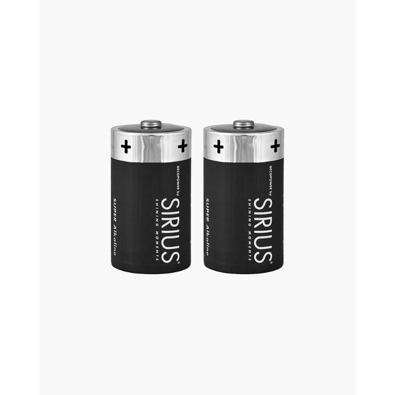 De unikke Sirius LR14 C batterier 2stk. placeret foran en hvid væg