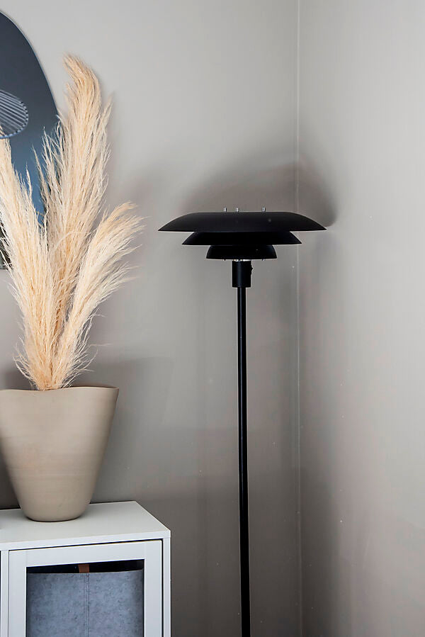 Zoomet ind på Epsilon Gulvlampe i Sort placeret i hjørnet af stuen