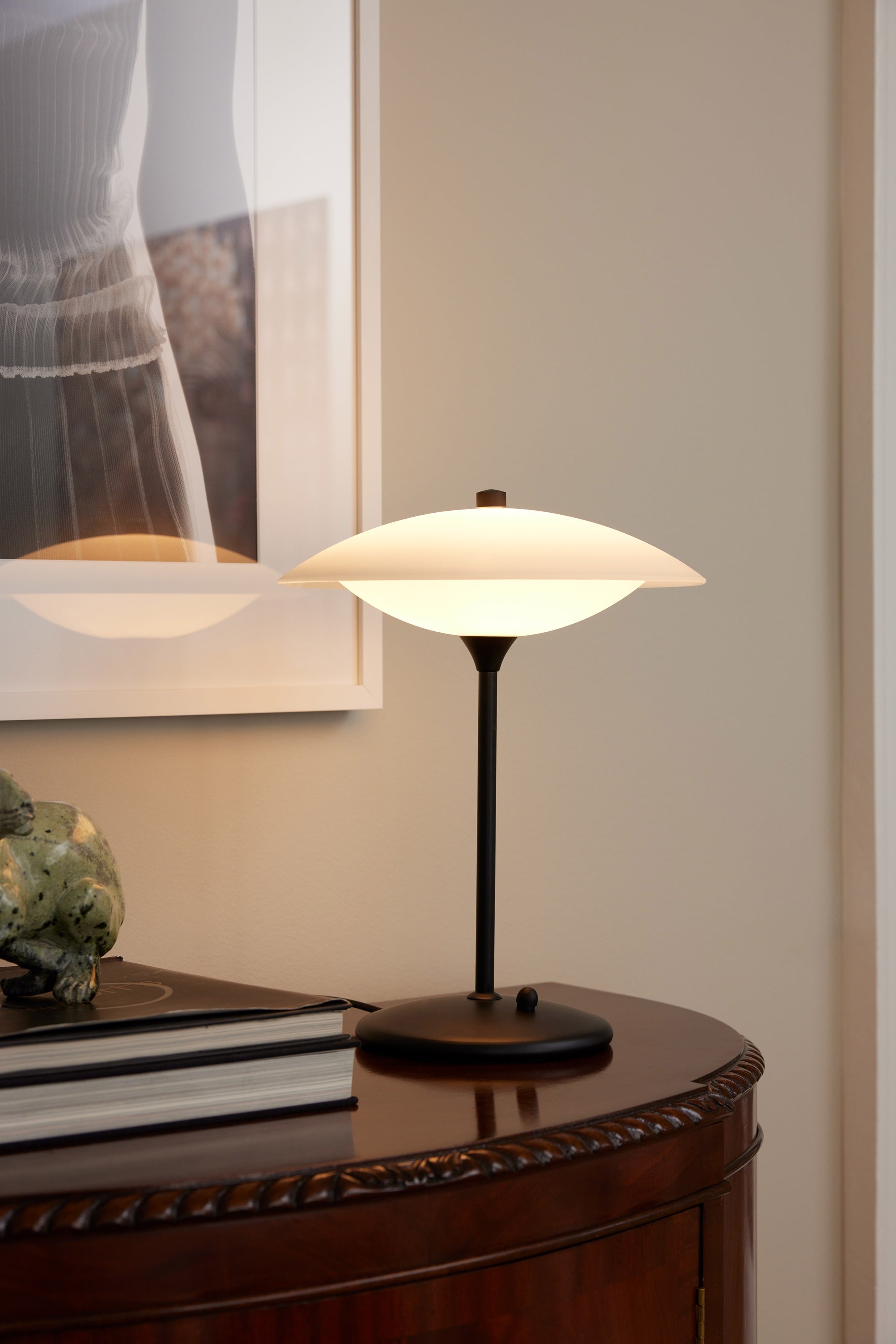 Zoomet ind på Halo Designs elegante og unikke Baroni Bordlampe Ø30 Opal/Sort