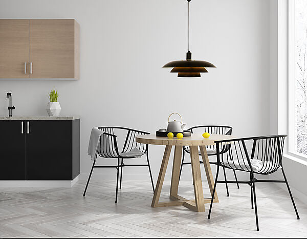 Den æstetiske Epsilon Ø45 Pendel i Sort placeret over spisebordet for dens behagelige belysning