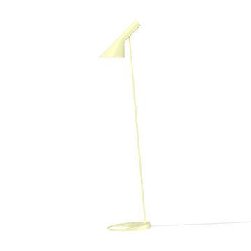 AJ gulvlampen i ny soft lemon farve der er lys gul