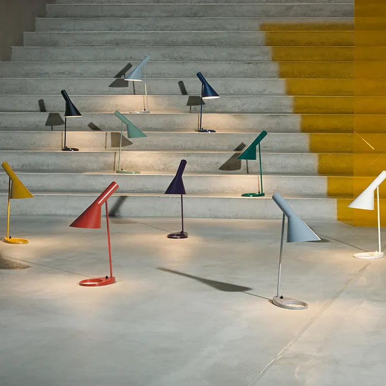 Mange arne Jacobsen lamper på en trappe