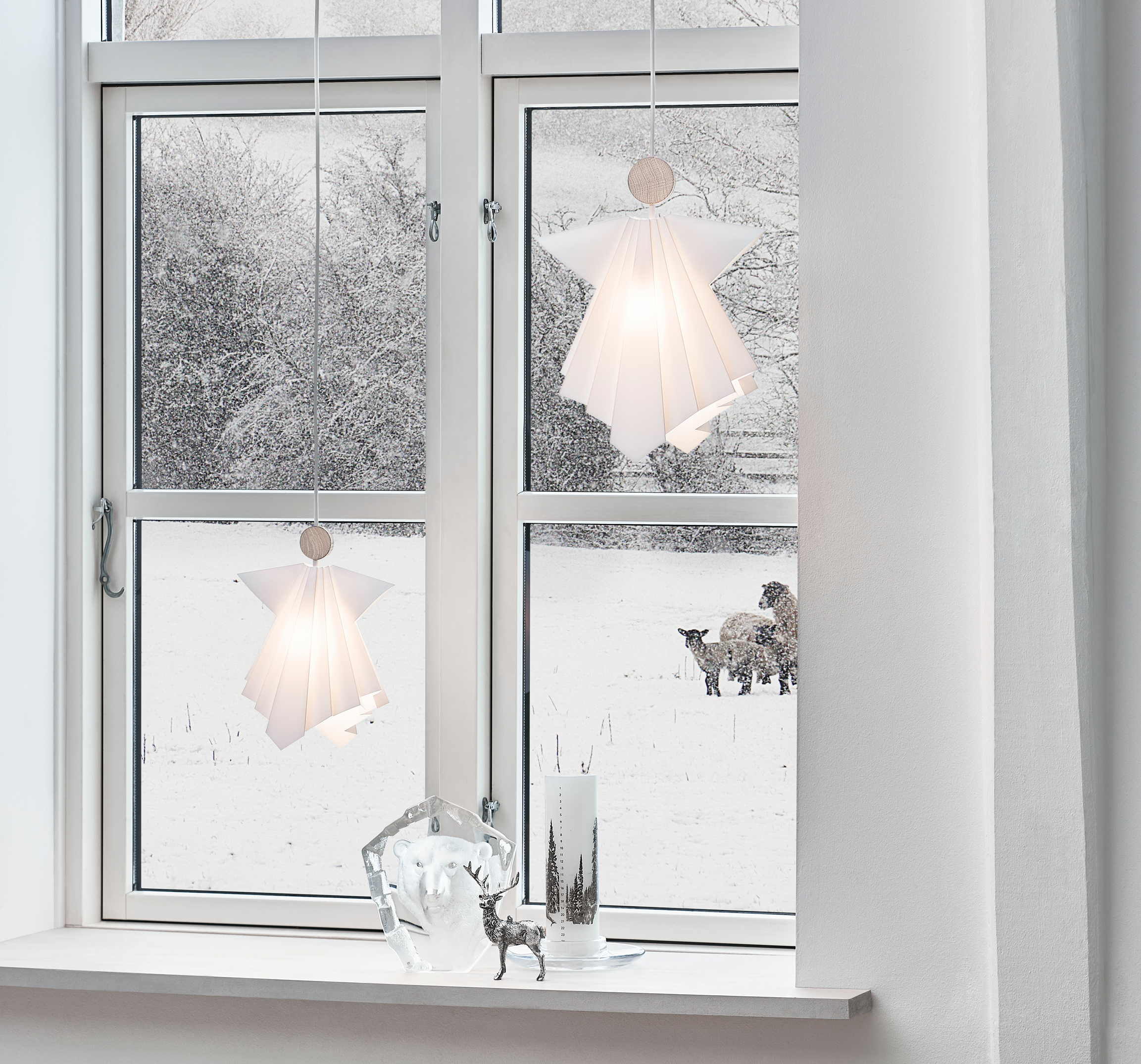 Le Klint 81350 Angel Uriel small og x-small pendel over snelandskab i vindue
