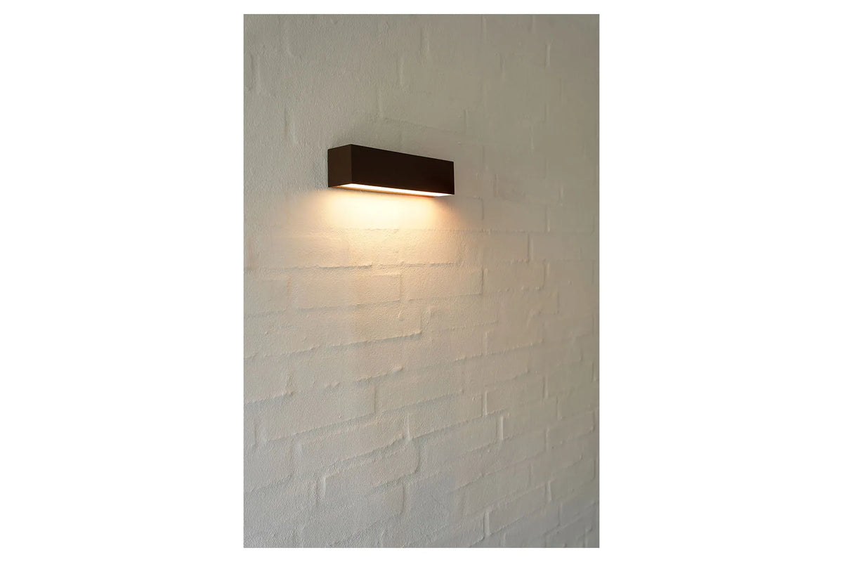 Brick Outdoor Down LED - Rust på hvid væg
