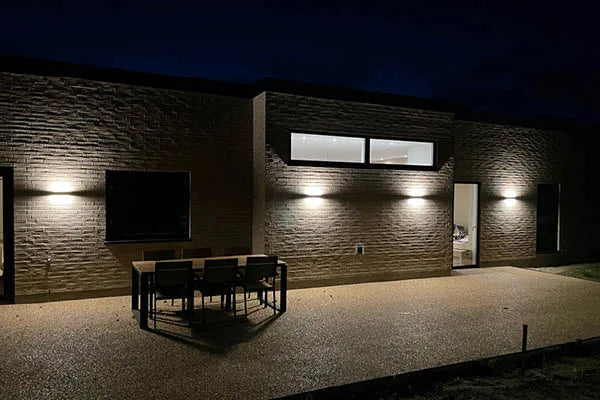 Brick Outdoor Up/Down LED - Rust udendørs række på hus