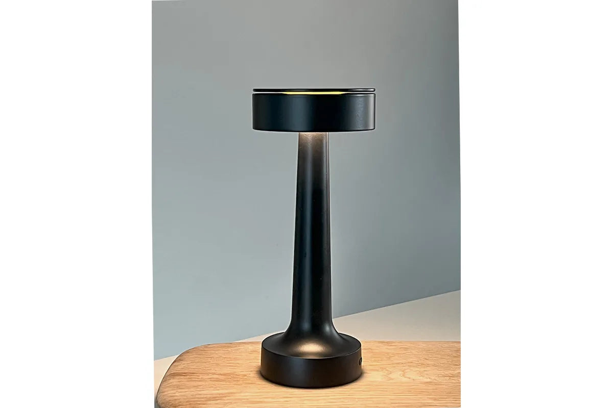Zoomet helt ind på den unikke designet Buddy T1 i Mat Sort placeret på en skammel