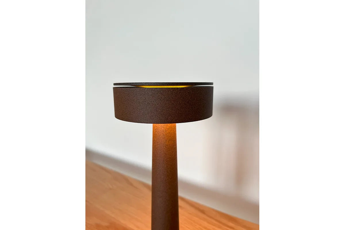 Zoomet helt ind på den unikke lampeskærm fra ANTIDARKs bordlampe Buddy T1 i Coffee