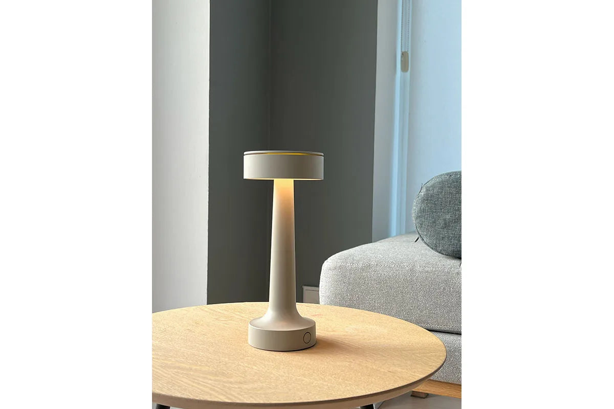 Zoomet helt ind på den unikke designet Buddy T1 i Mat Grå placeret på sofabordet for dens behagelige belysning